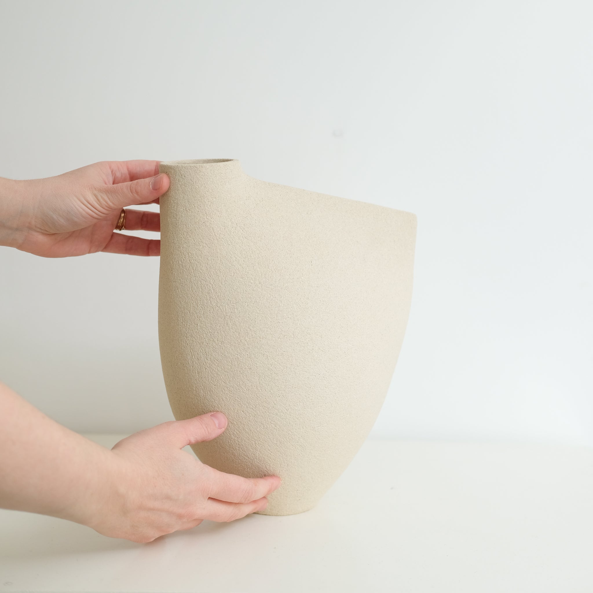 Vase "Bird " 02 en grès blanc H 30cm - blanc de Ap Ceramique chez Brutal Ceramics
