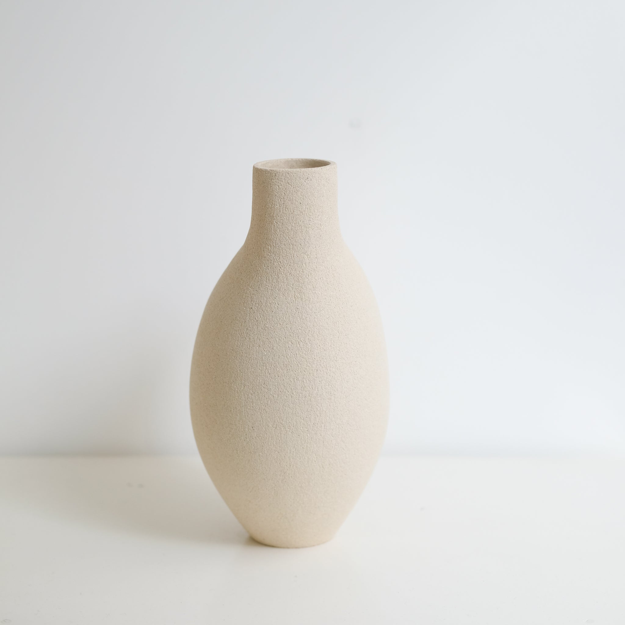Vase "Bird " 02 en grès blanc H 30cm - blanc de Ap Ceramique chez Brutal Ceramics