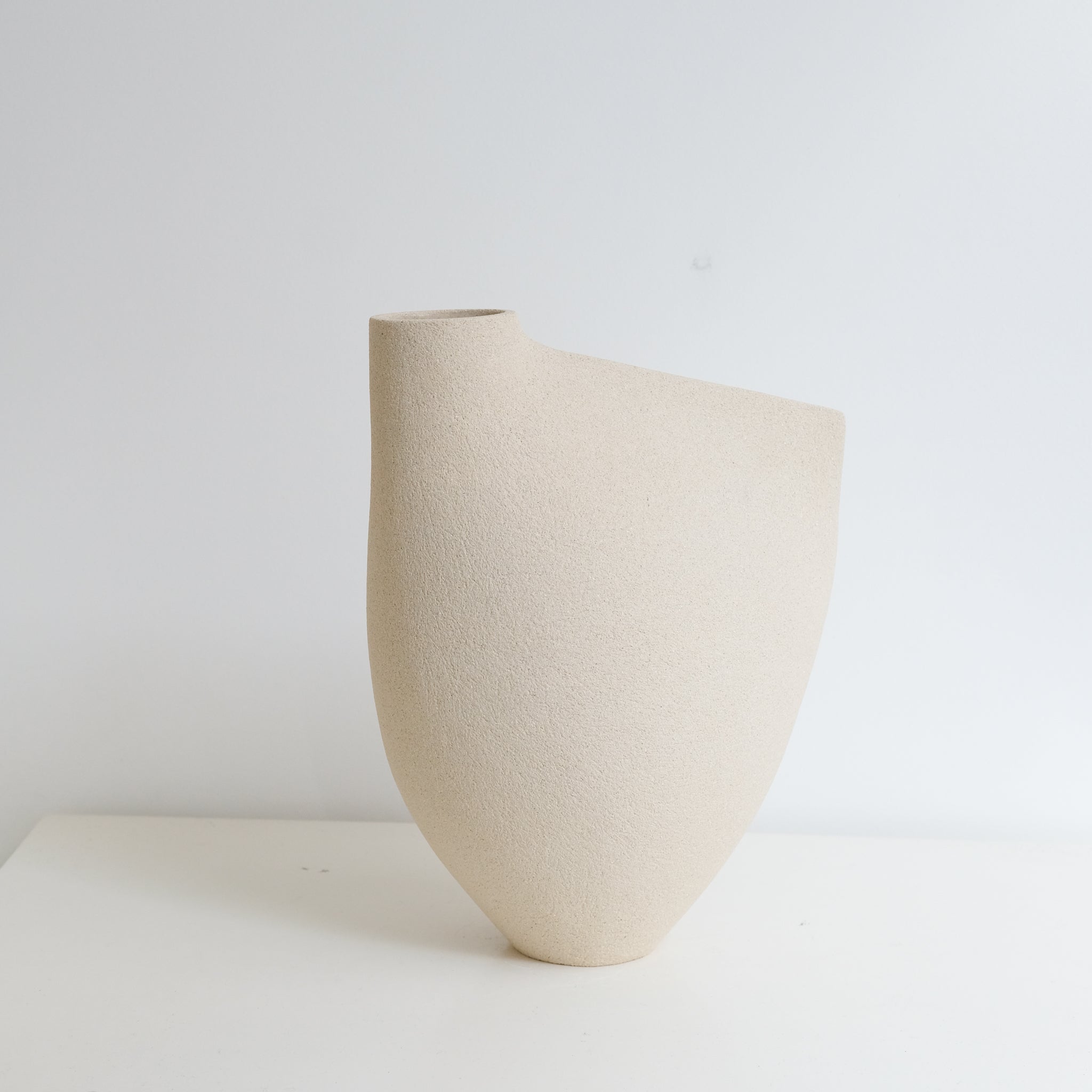 Vase "Bird " 02 en grès blanc H 30cm - blanc de Ap Ceramique chez Brutal Ceramics