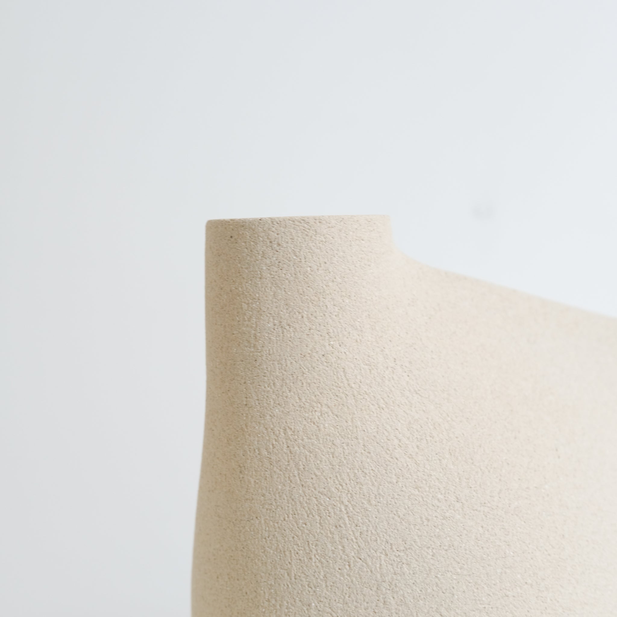 Vase "Bird " 02 en grès blanc H 30cm - blanc de Ap Ceramique chez Brutal Ceramics