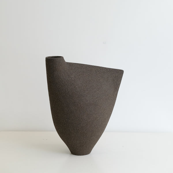 Vase "Bird " 03 en grès noir H 24cm - noir de Ap Ceramique chez Brutal Ceramics