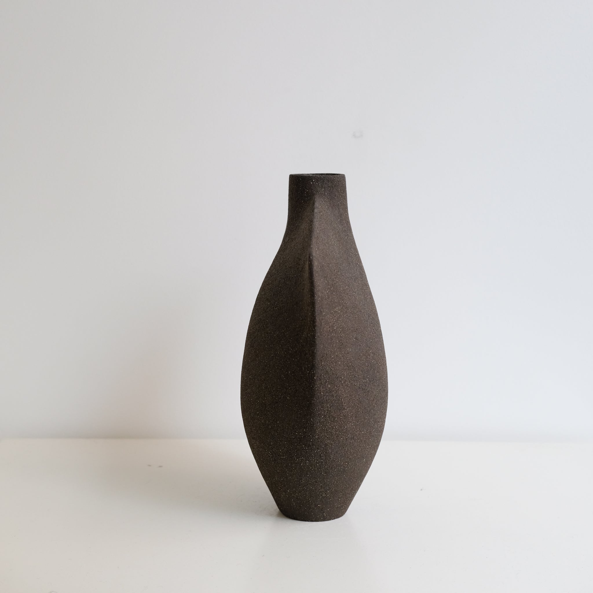 Vase "Bird " 03 en grès noir H 24cm - noir de Ap Ceramique chez Brutal