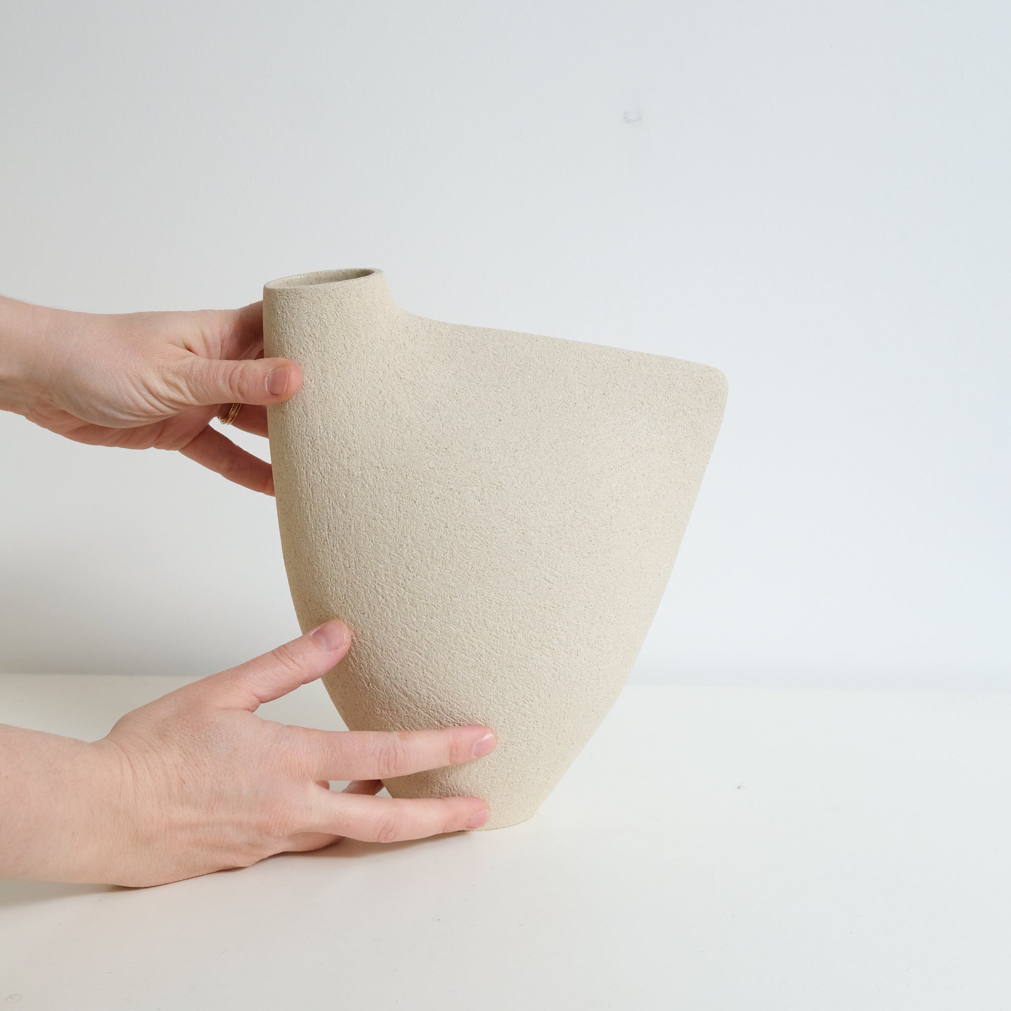 Vase "Bird " 04 en grès blanc H 25cm - blanc de Ap Ceramique chez Brutal Ceramics