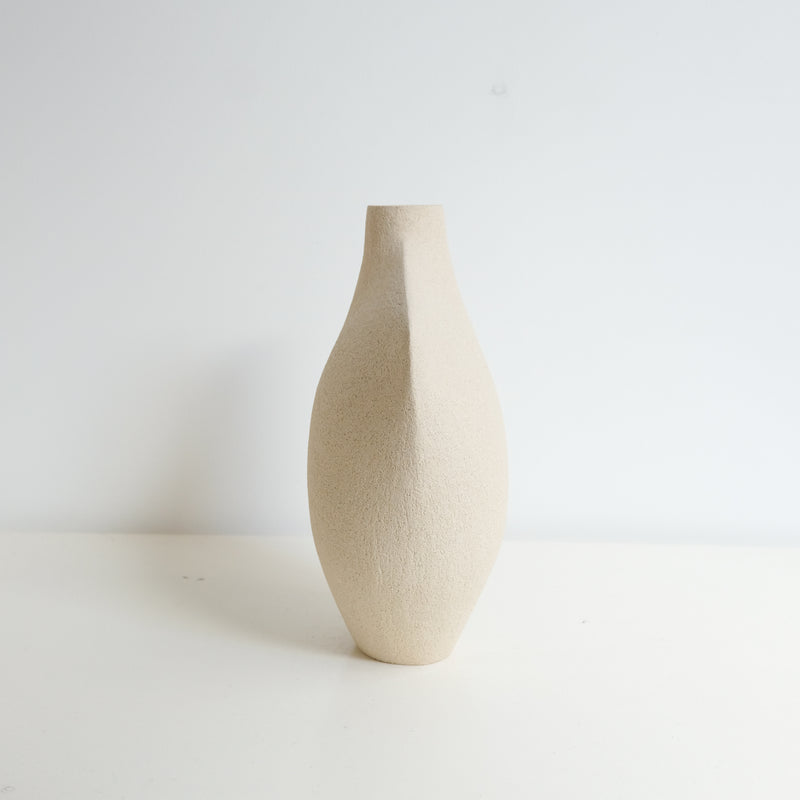 Vase "Bird " 04 en grès blanc H 25cm - blanc de Ap Ceramique chez Brutal Ceramics
