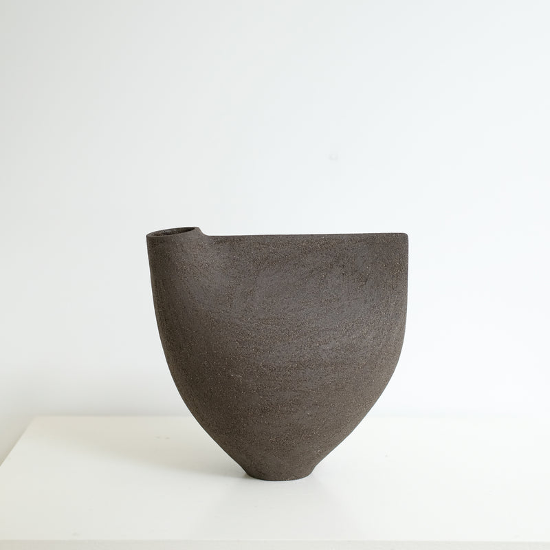 Vase "Bird " 01 en grès noir H 24cm - noir de Ap Ceramique chez Brutal Ceramics