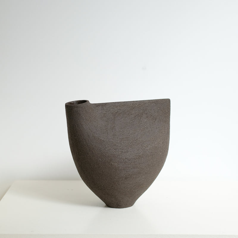 Vase "Bird " 01 en grès noir H 24cm - noir de Ap Ceramique chez Brutal Ceramics