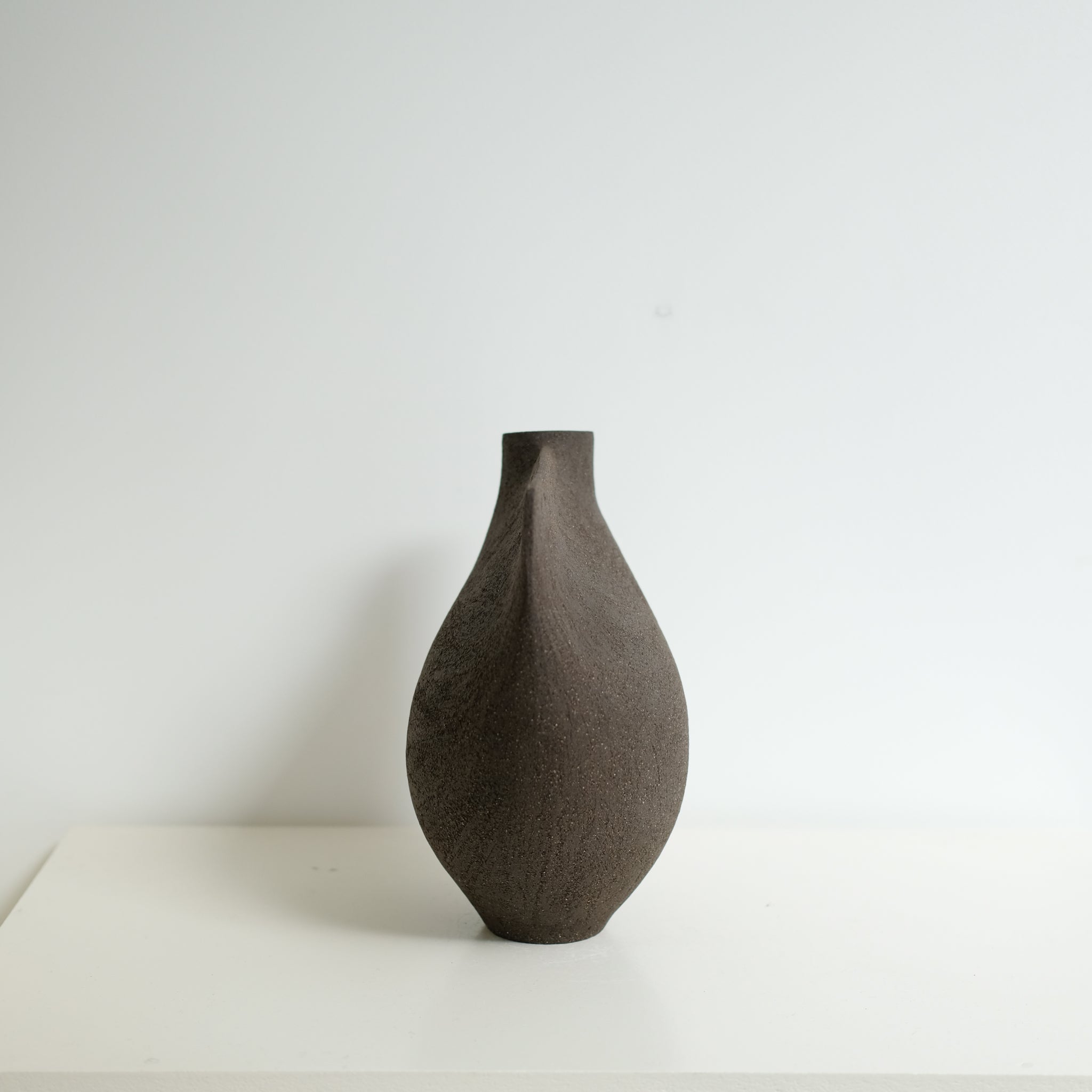 Vase "Bird " 01 en grès noir H 24cm - noir de Ap Ceramique chez Brutal Ceramics