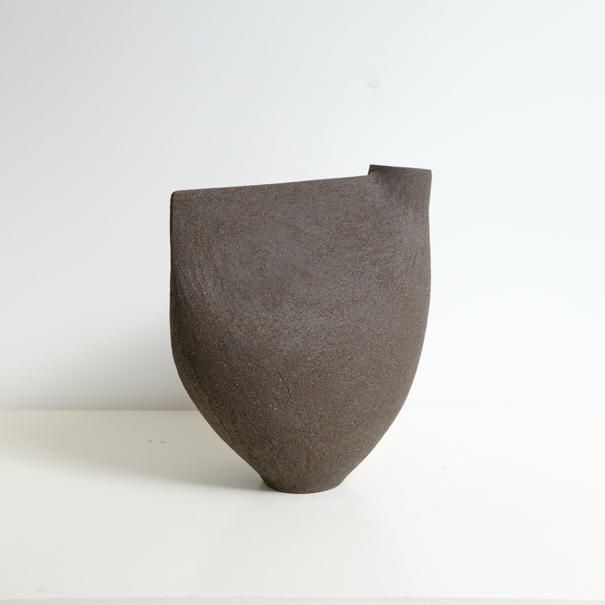 Vase "Bird " 01 en grès noir H 24cm - noir de Ap Ceramique chez Brutal Ceramics