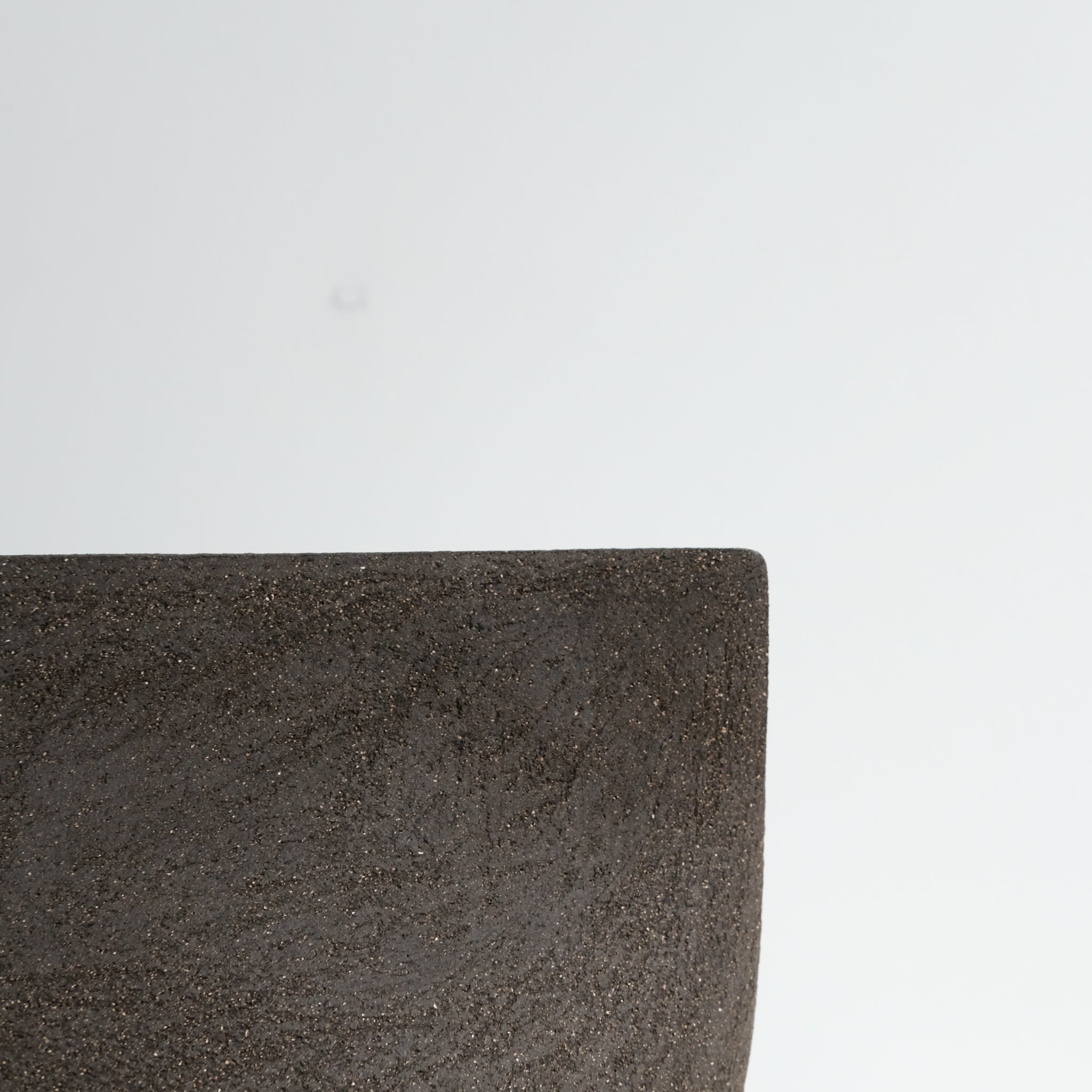 Vase "Bird " 01 en grès noir H 24cm - noir de Ap Ceramique chez Brutal Ceramics