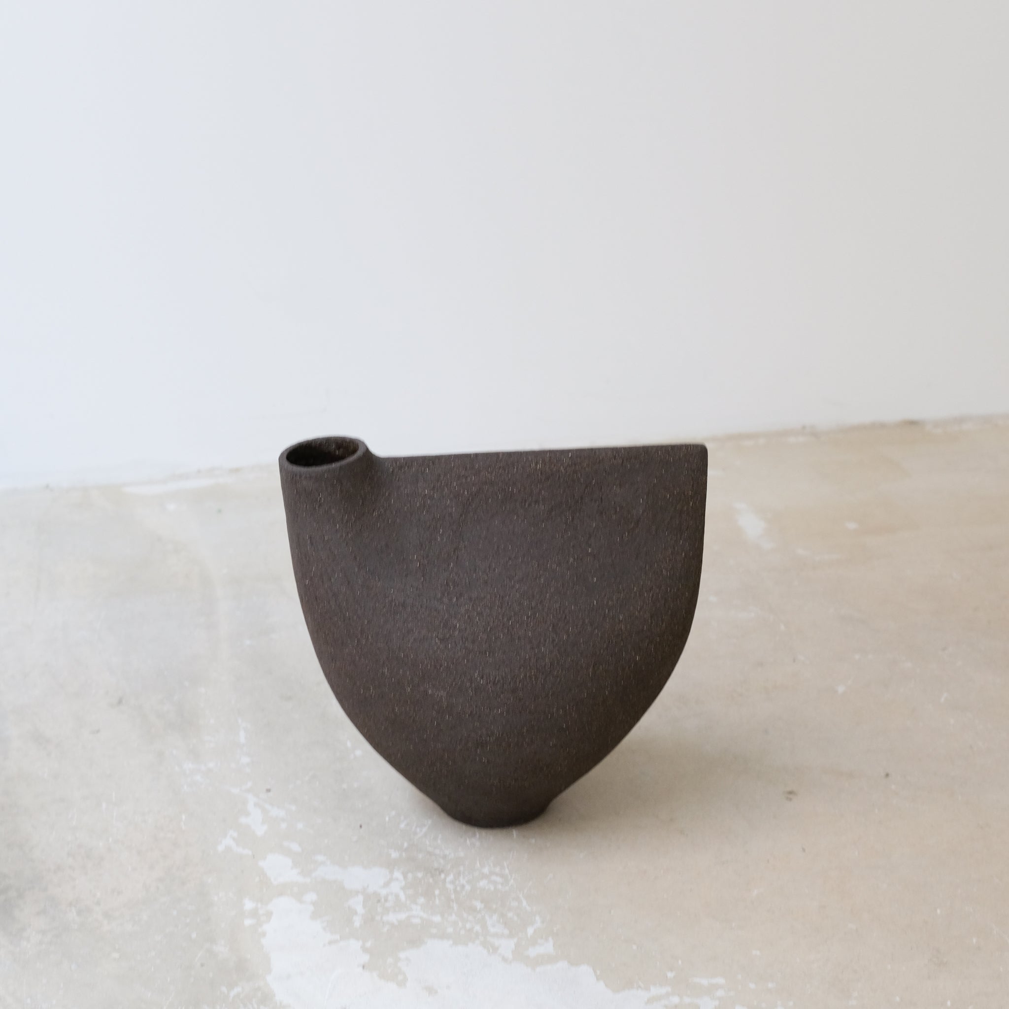 Vase "Bird " 01 en grès noir H 24cm - noir de Ap Ceramique chez Brutal Ceramics