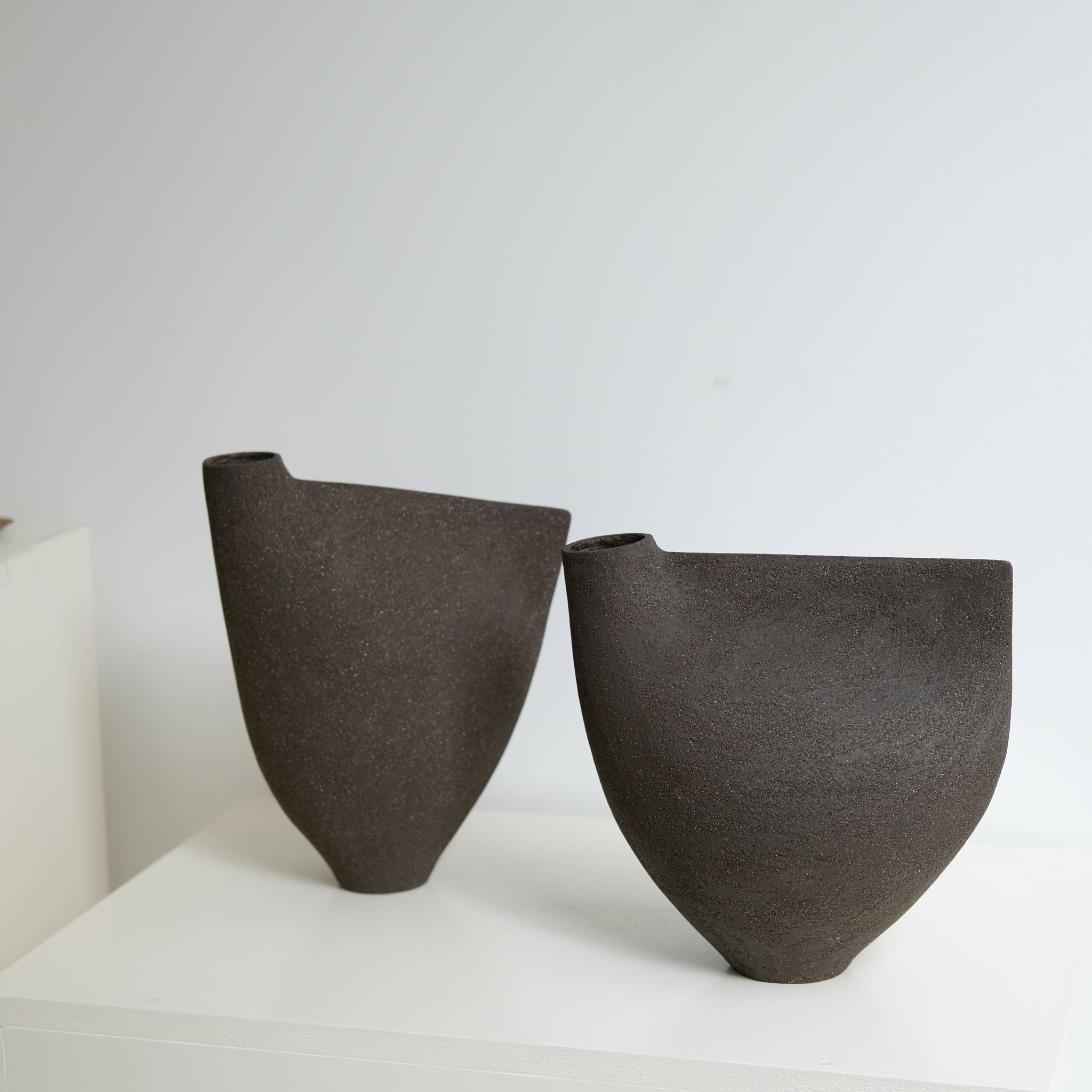 Vase "Bird " 01 en grès noir H 24cm - noir de Ap Ceramique chez Brutal Ceramics