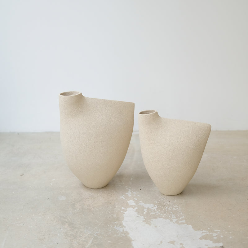 Vase "Bird " 02 en grès blanc H 30cm - blanc de Ap Ceramique chez Brutal Ceramics