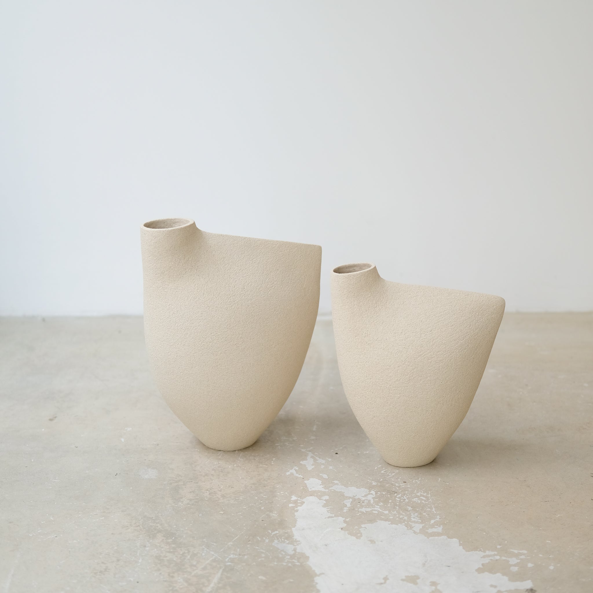Vase "Bird " 04 en grès blanc H 25cm - blanc de Ap Ceramique chez Brutal Ceramics