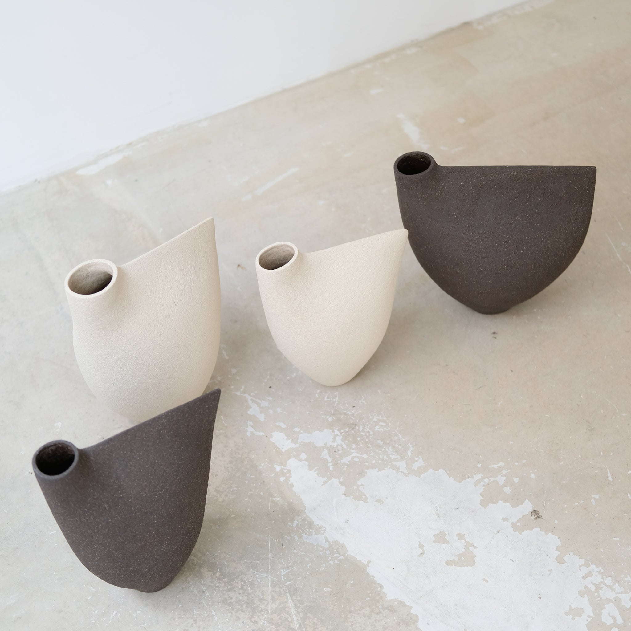 Vase "Bird " 01 en grès noir H 24cm - noir de Ap Ceramique chez Brutal Ceramics