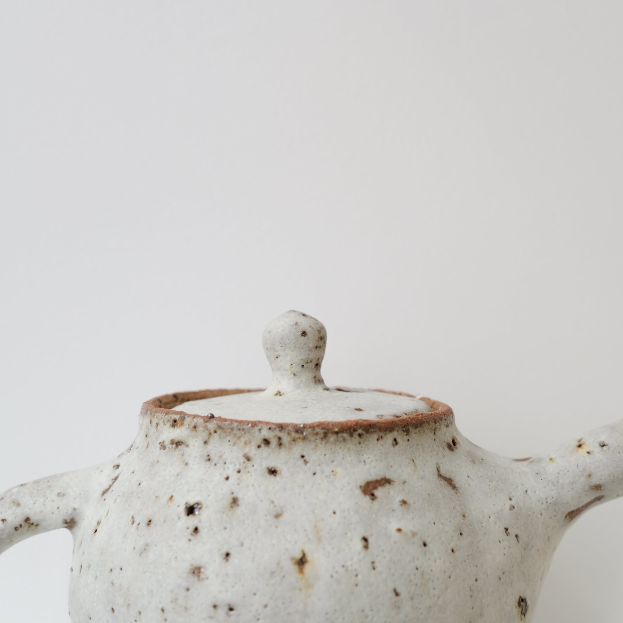 Set Théière en terre d'Aizenay 600ml et 2 tasses 120ml - blanc mat de Benoit Audureau chez Brutal Ceramics