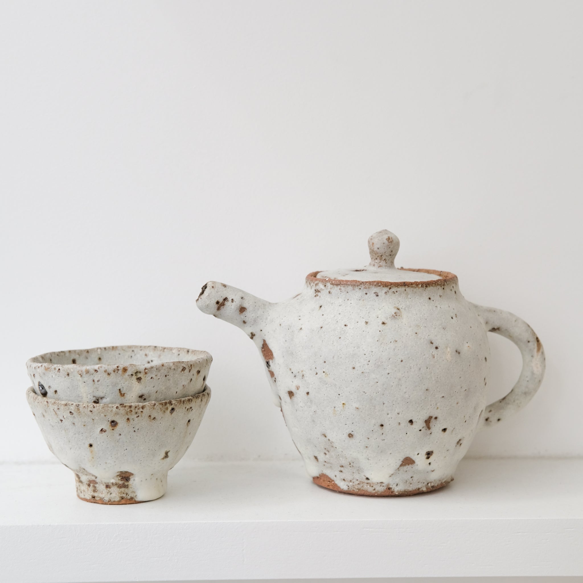 Set Théière en terre d'Aizenay 600ml et 2 tasses 120ml - blanc mat de Benoit Audureau chez Brutal Ceramics