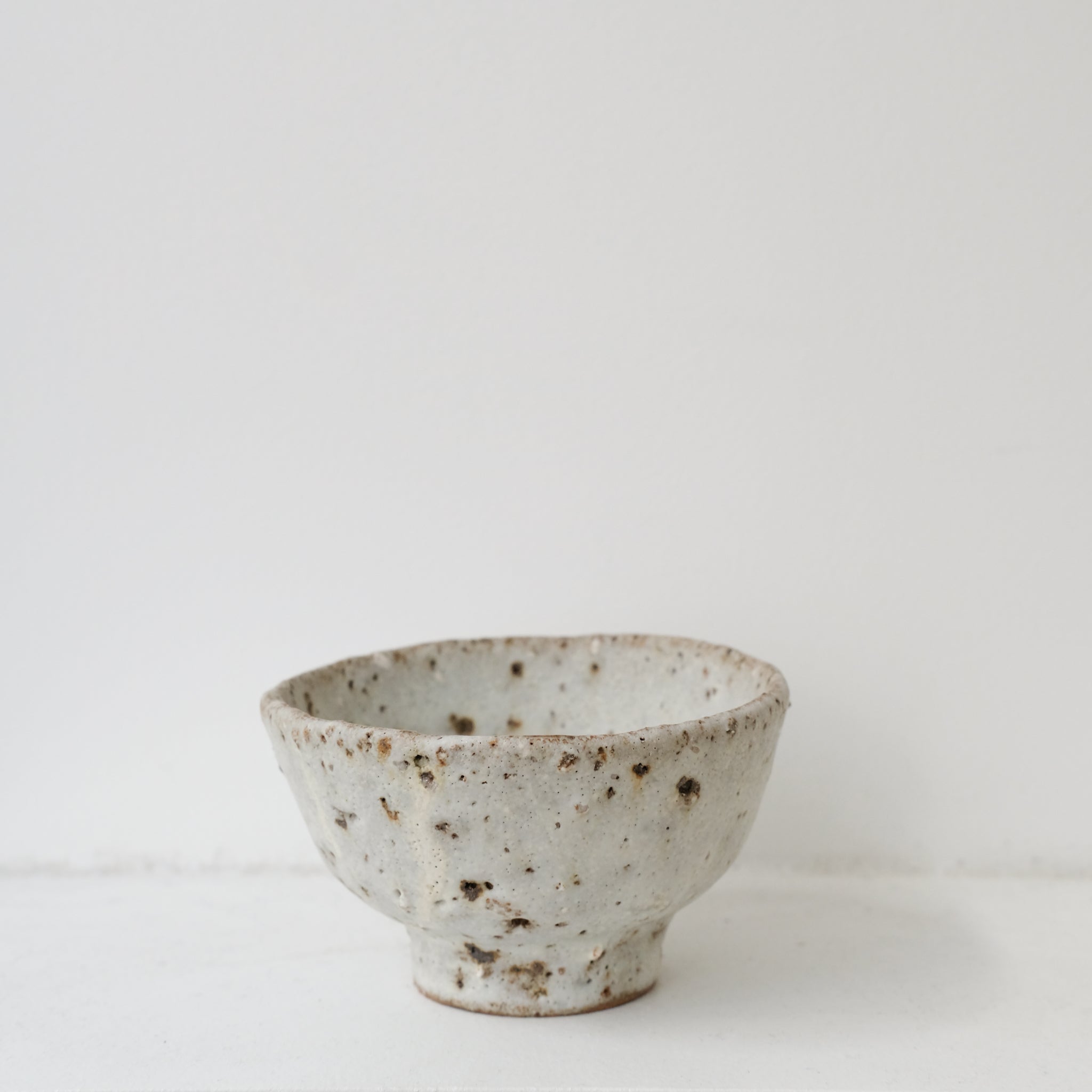 tasse en terre d'aizenay 120ml - blanc mat de Benoit Audureau chez Brutal Ceramics
