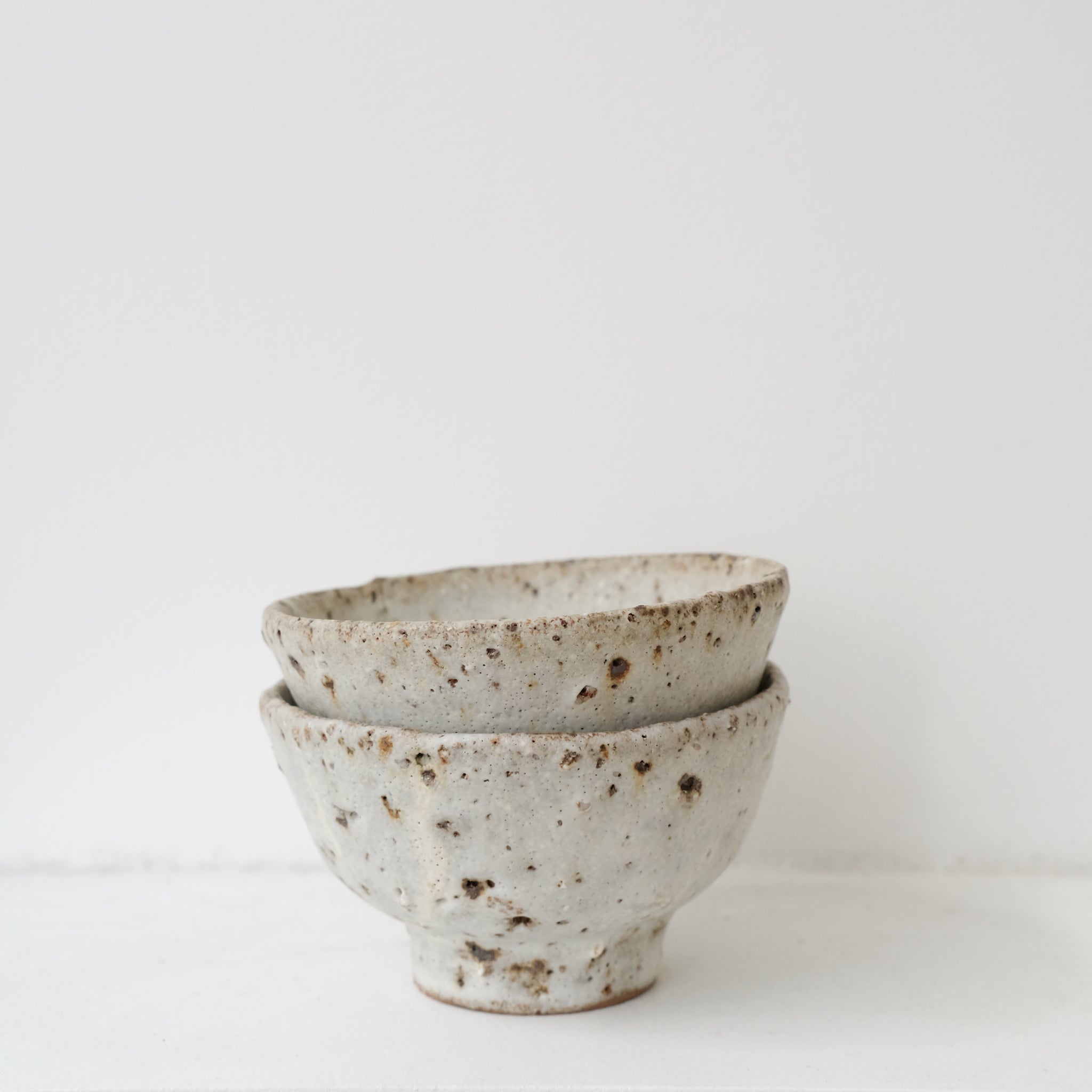 Set Théière en terre d'Aizenay 600ml et 2 tasses 120ml - blanc mat de Benoit Audureau chez Brutal Ceramics