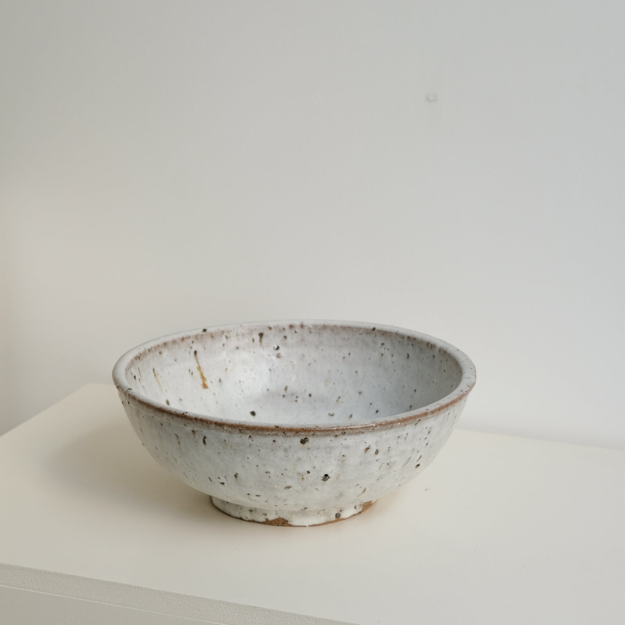 Saladier en terre d'Aizenay D 30cm - blanc par Benoit Audureau chez Brutal Ceramics