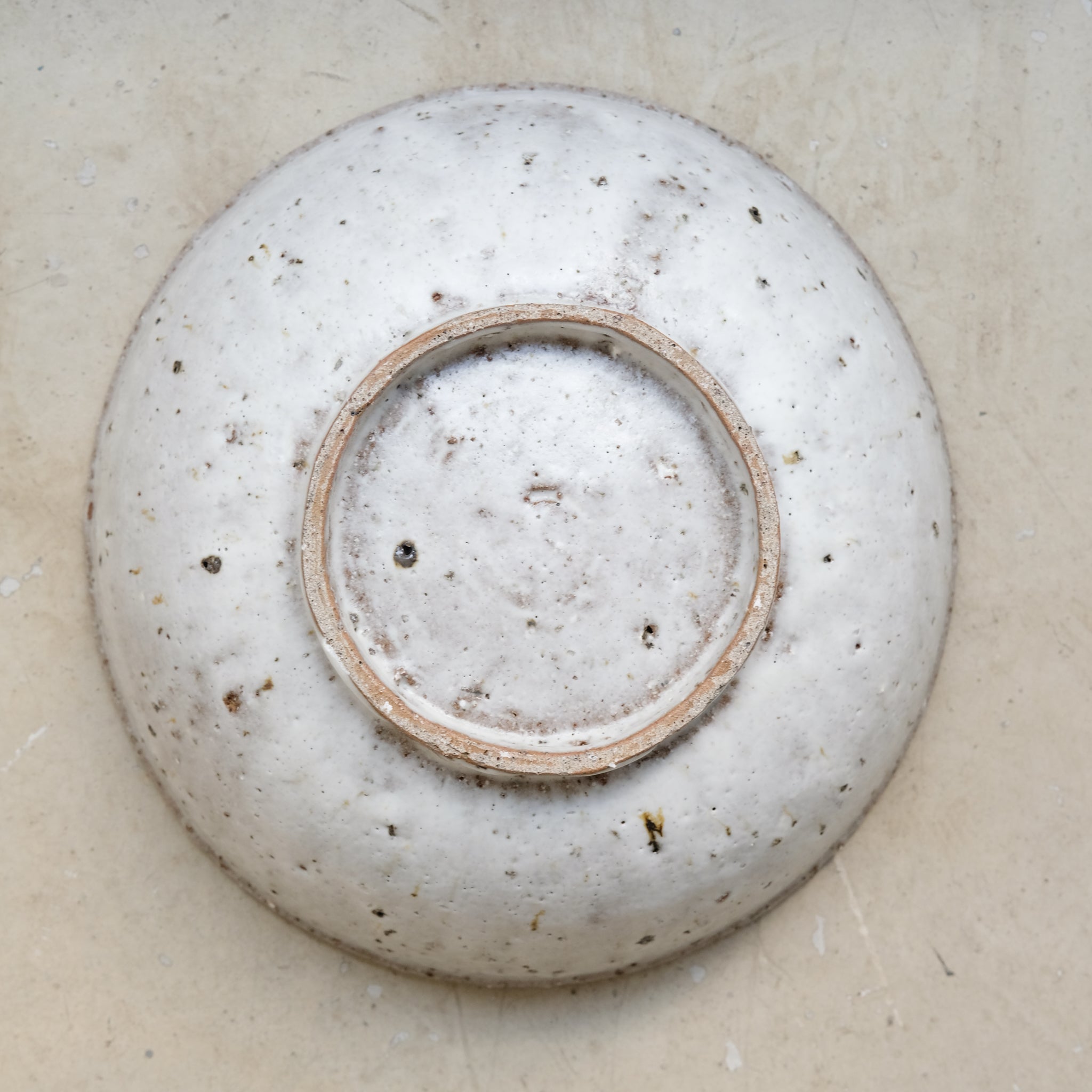 Saladier en terre d'Aizenay D 30cm - blanc par Benoit Audureau chez Brutal Ceramics