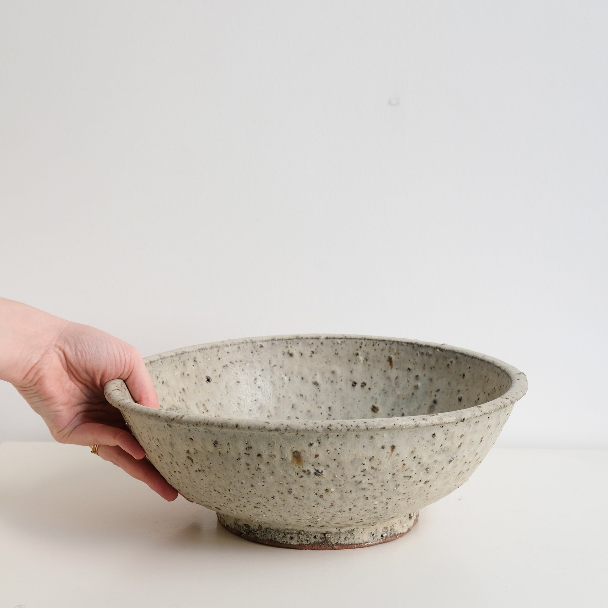 Saladier en terre d'Aizenay D 30cm - Gris vert moucheté par Benoit Audureau chez Brutal Ceramics