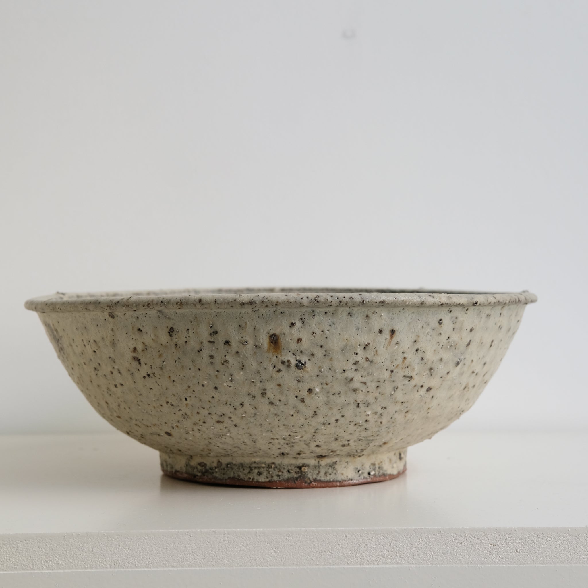 Saladier en terre d'Aizenay D 30cm - Gris vert moucheté par Benoit Audureau chez Brutal Ceramics