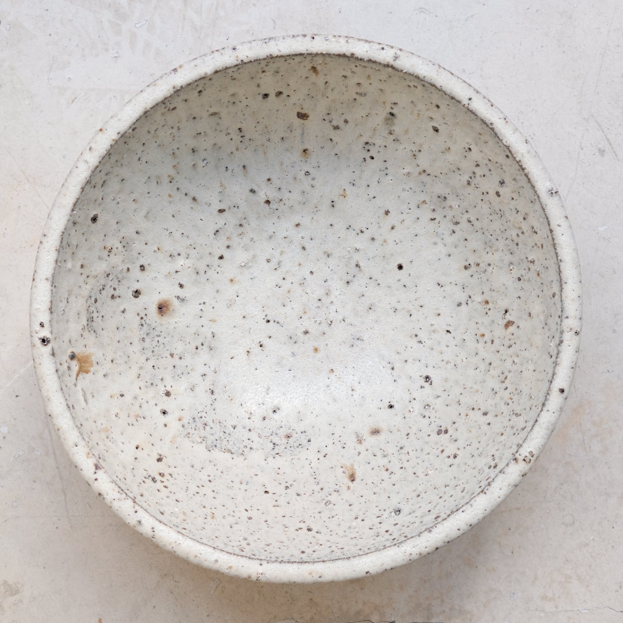 Saladier en terre d'Aizenay D 30cm - Gris vert moucheté par Benoit Audureau chez Brutal Ceramics