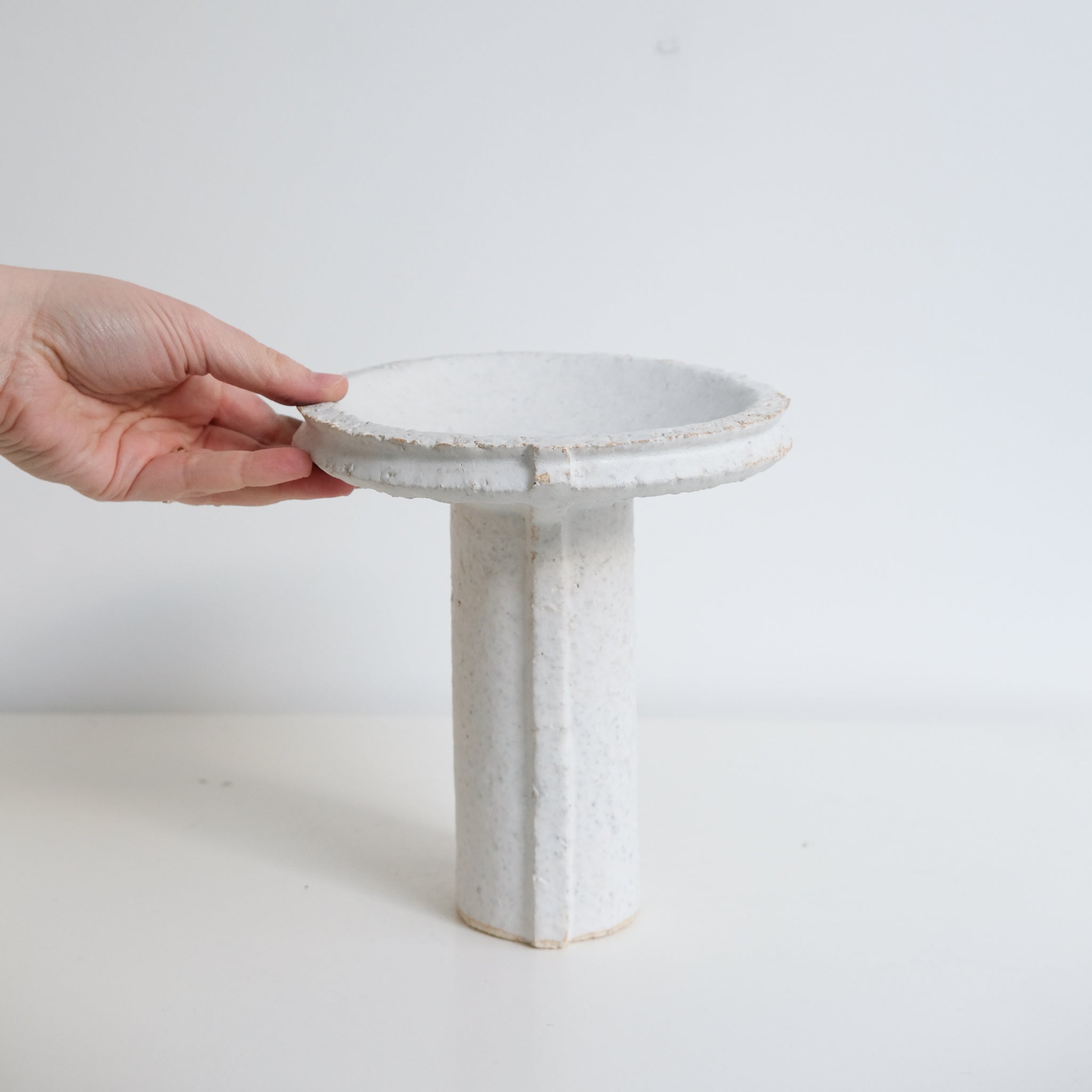 Coupe H19cm - blanc mat de Catherine Dix Ceramics chez Brutal Ceramics