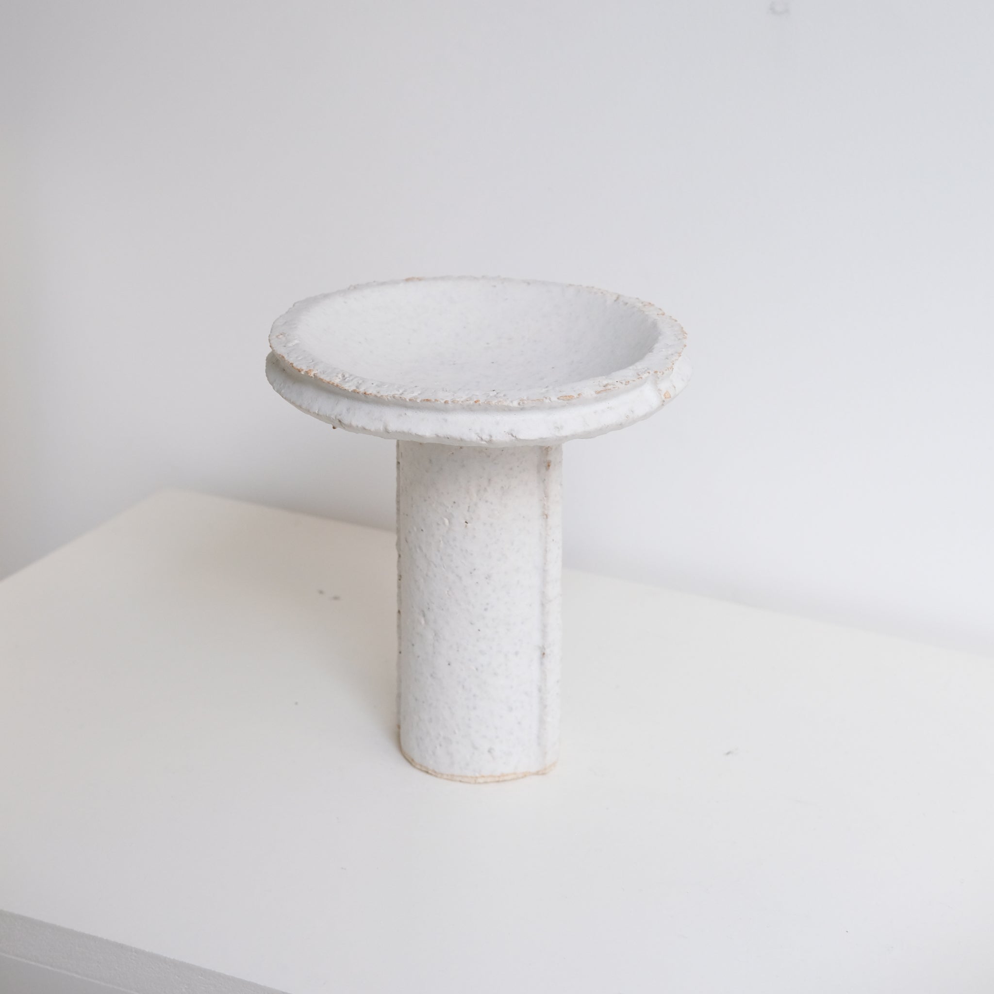 Coupe H19cm - blanc mat de Catherine Dix Ceramics chez Brutal Ceramics