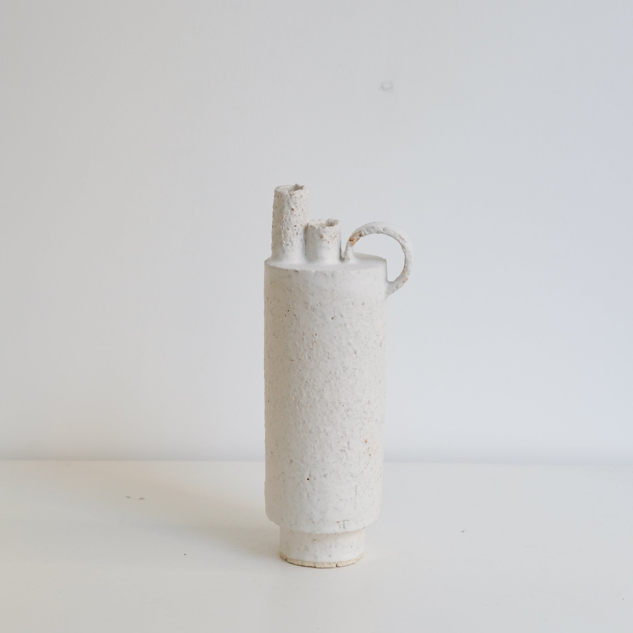 Bouteille H 25cm - blanc mat de Catherine Dix Ceramics chez Brutal Ceramics