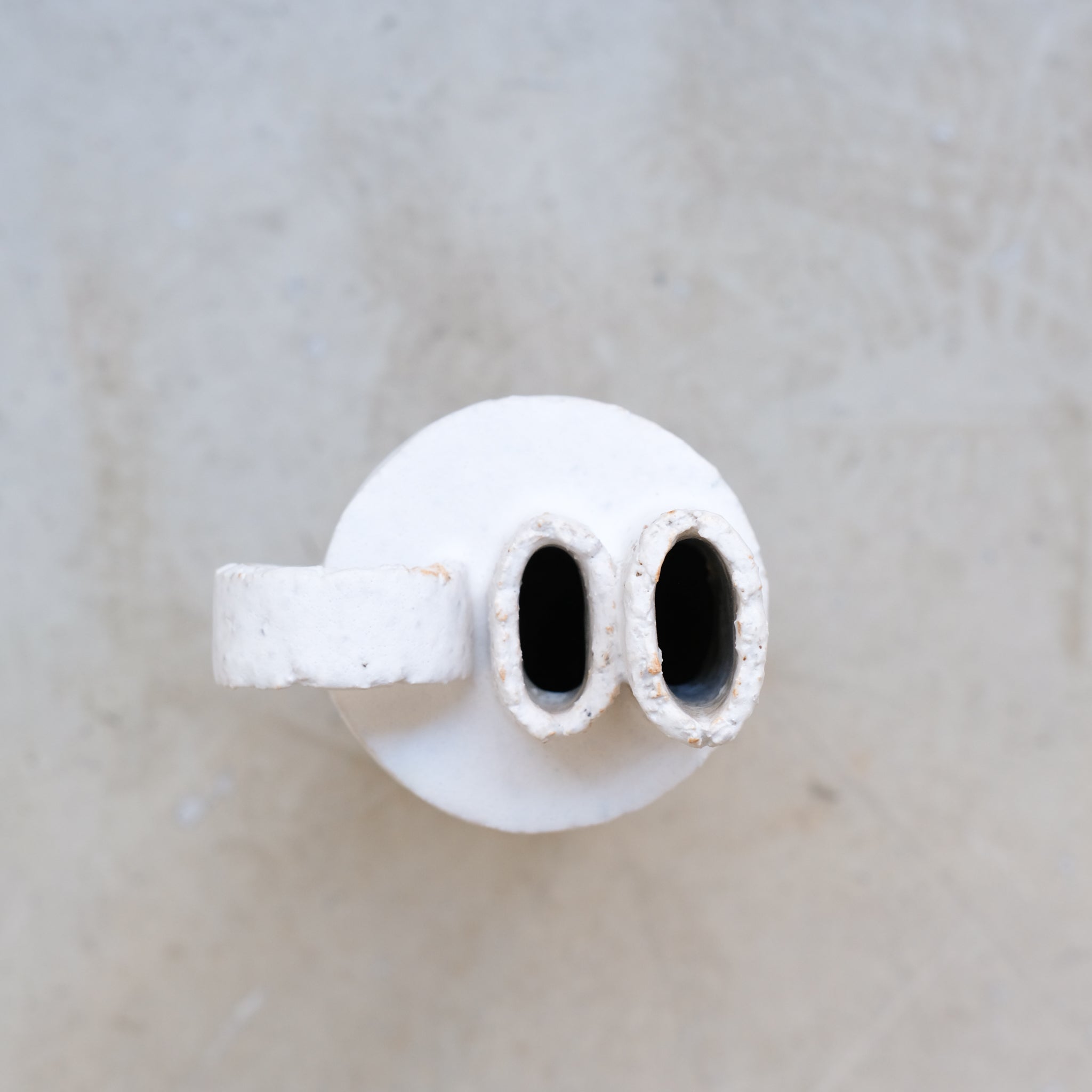Bouteille H 25cm - blanc mat de Catherine Dix Ceramics chez Brutal Ceramics