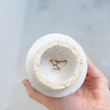 Bouteille H 25cm - blanc mat de Catherine Dix Ceramics chez Brutal Ceramics