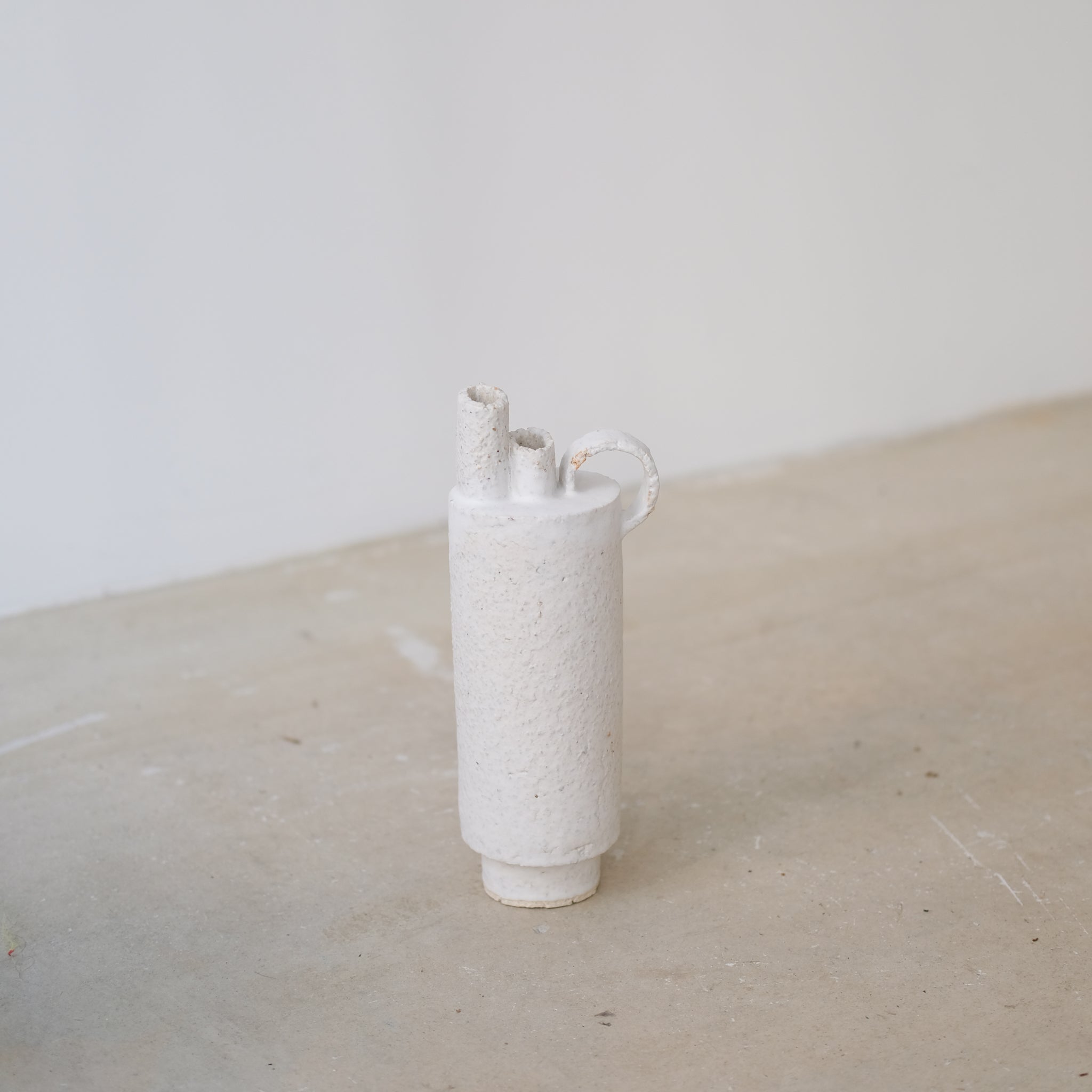 Bouteille H 25cm - blanc mat de Catherine Dix Ceramics chez Brutal Ceramics