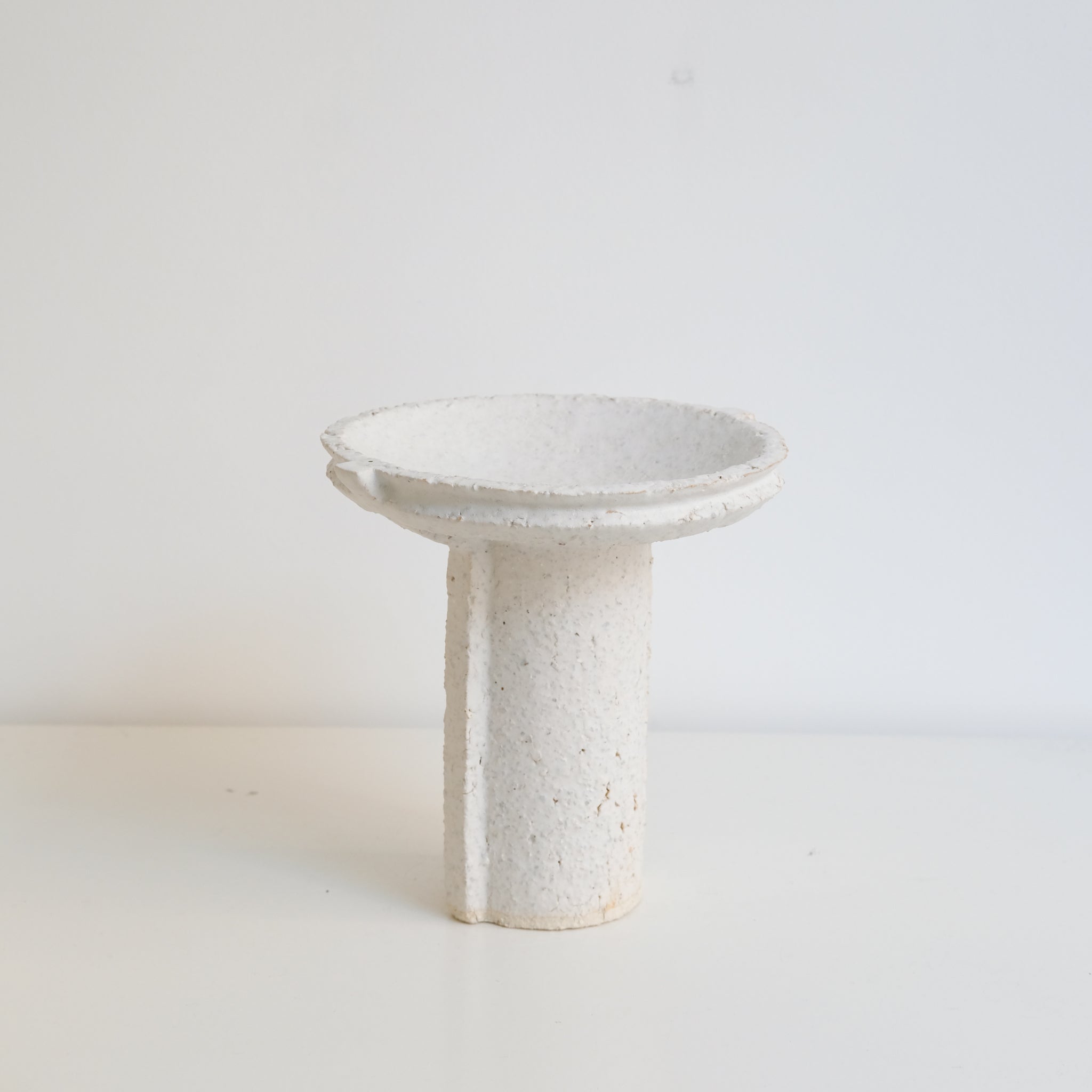 Coupe H18cm - blanc mat de Catherine Dix Ceramics chez Brutal Ceramics