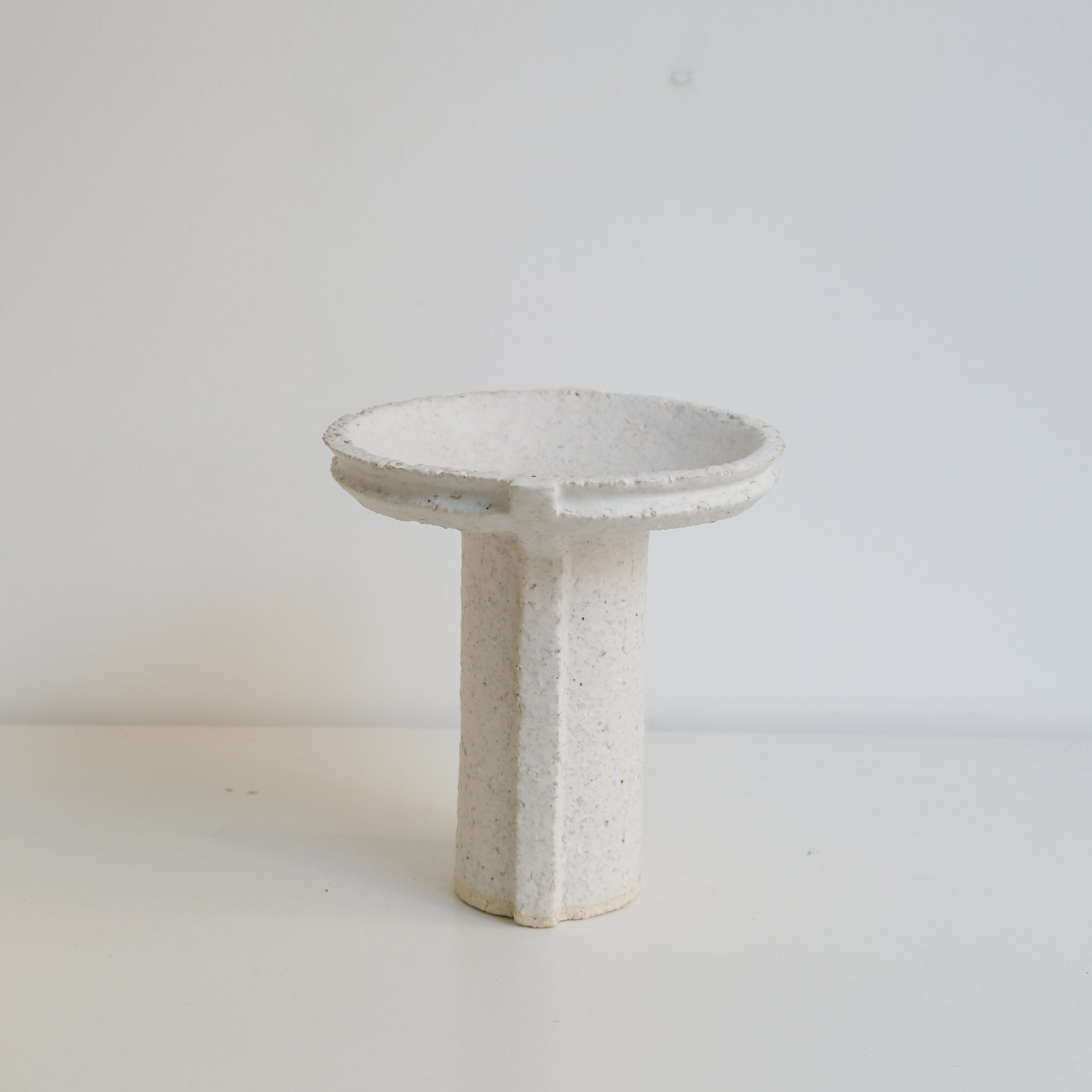 Coupe H18cm - blanc mat de Catherine Dix Ceramics chez Brutal Ceramics