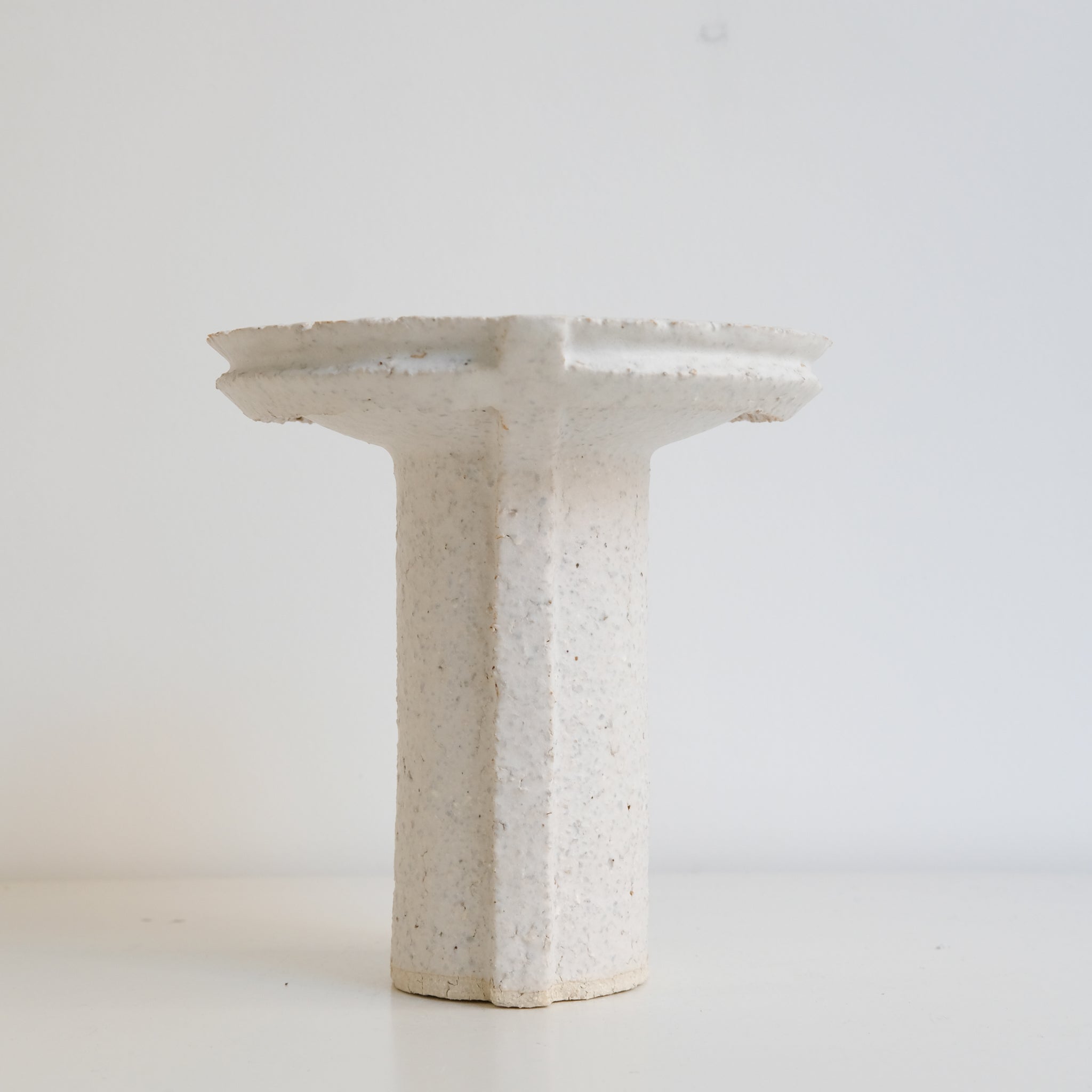 Coupe H18cm - blanc mat de Catherine Dix Ceramics chez Brutal Ceramics