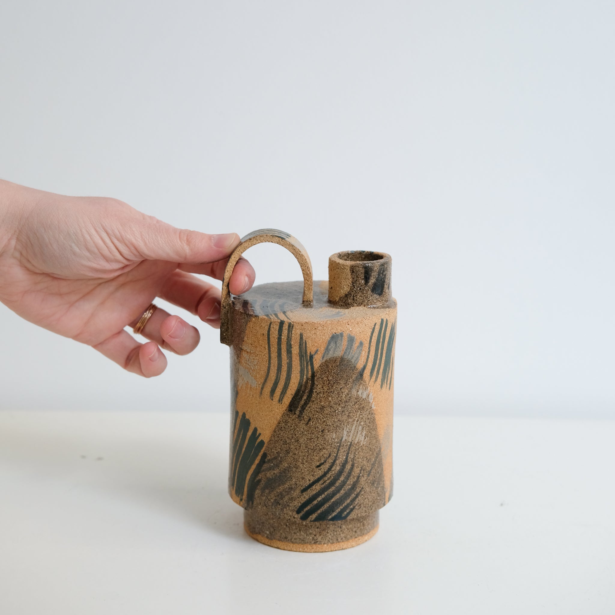 Bouteille H 16,5cm - brun et gris de Catherine Dix Ceramics chez Brutal Ceramics