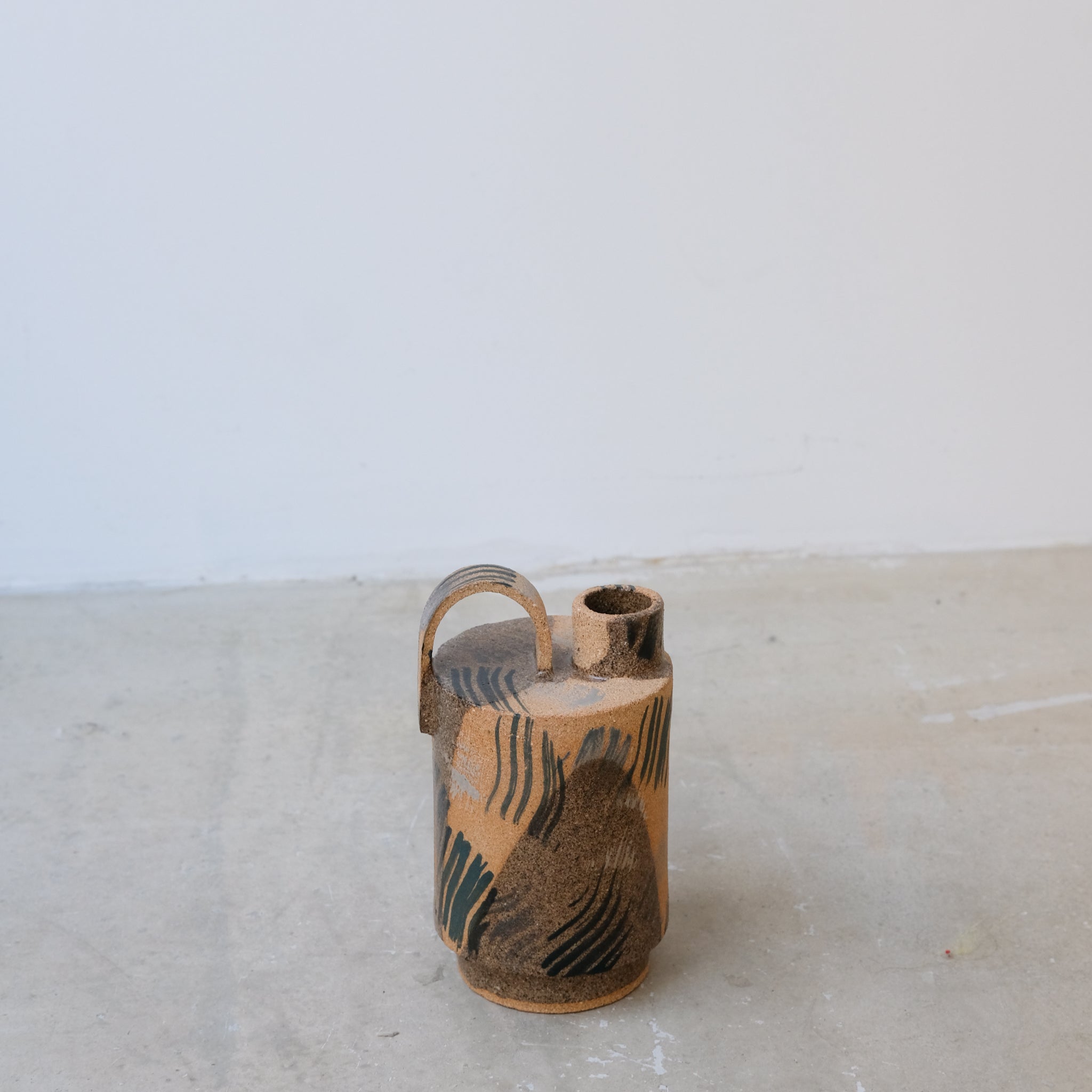 Bouteille H 16,5cm - brun et gris de Catherine Dix Ceramics chez Brutal Ceramics