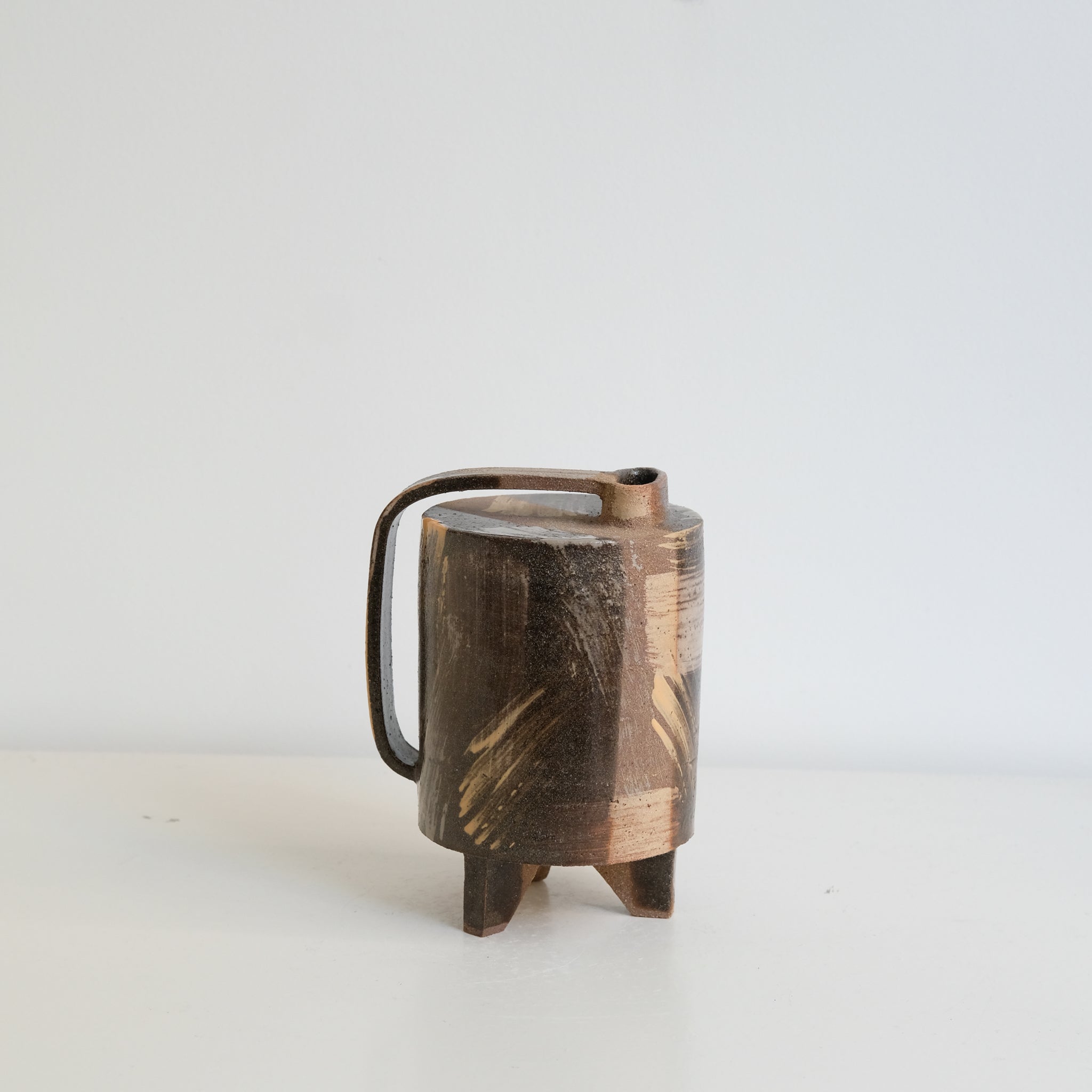 Bouteille H 14,5cm - noir,marron et beige de Catherine Dix Ceramics chez Brutal Ceramics 