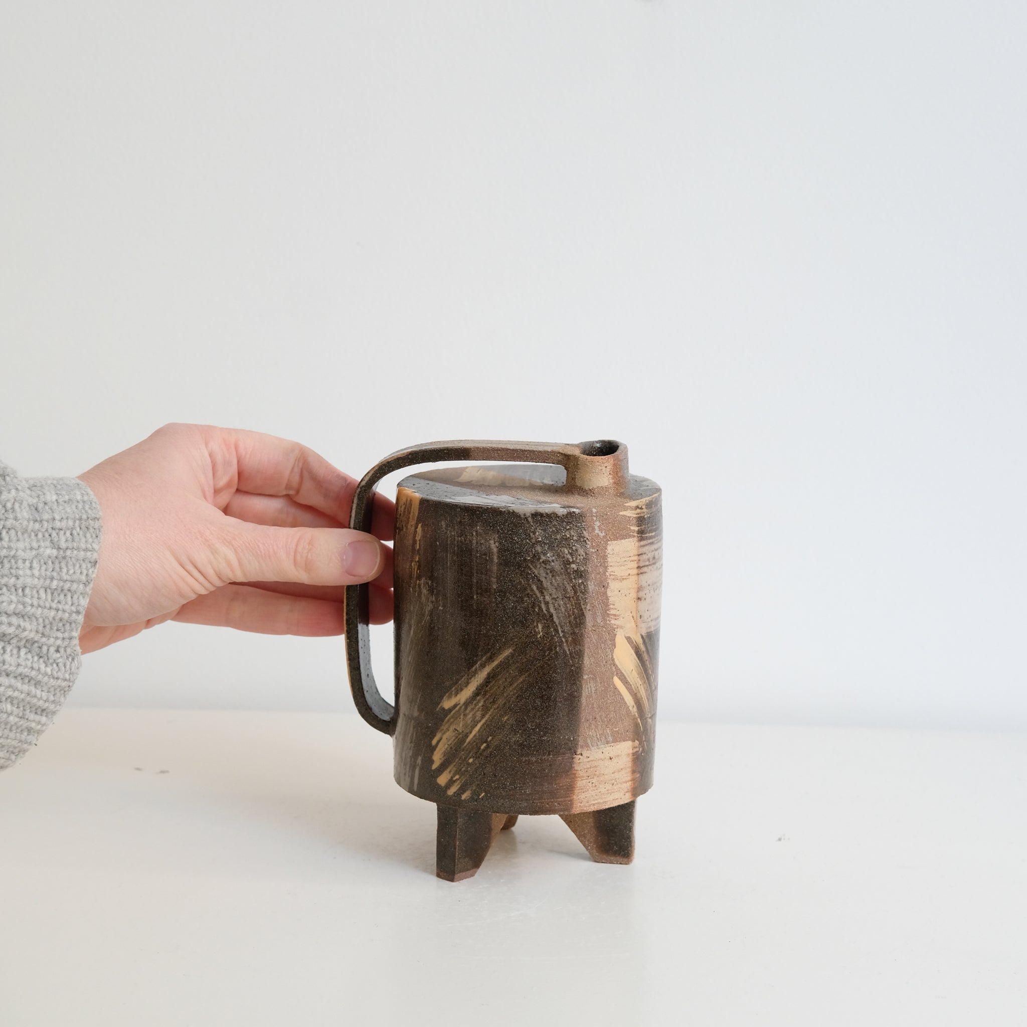Bouteille H 14,5cm - noir,marron et beige de Catherine Dix Ceramics chez Brutal Ceramics 