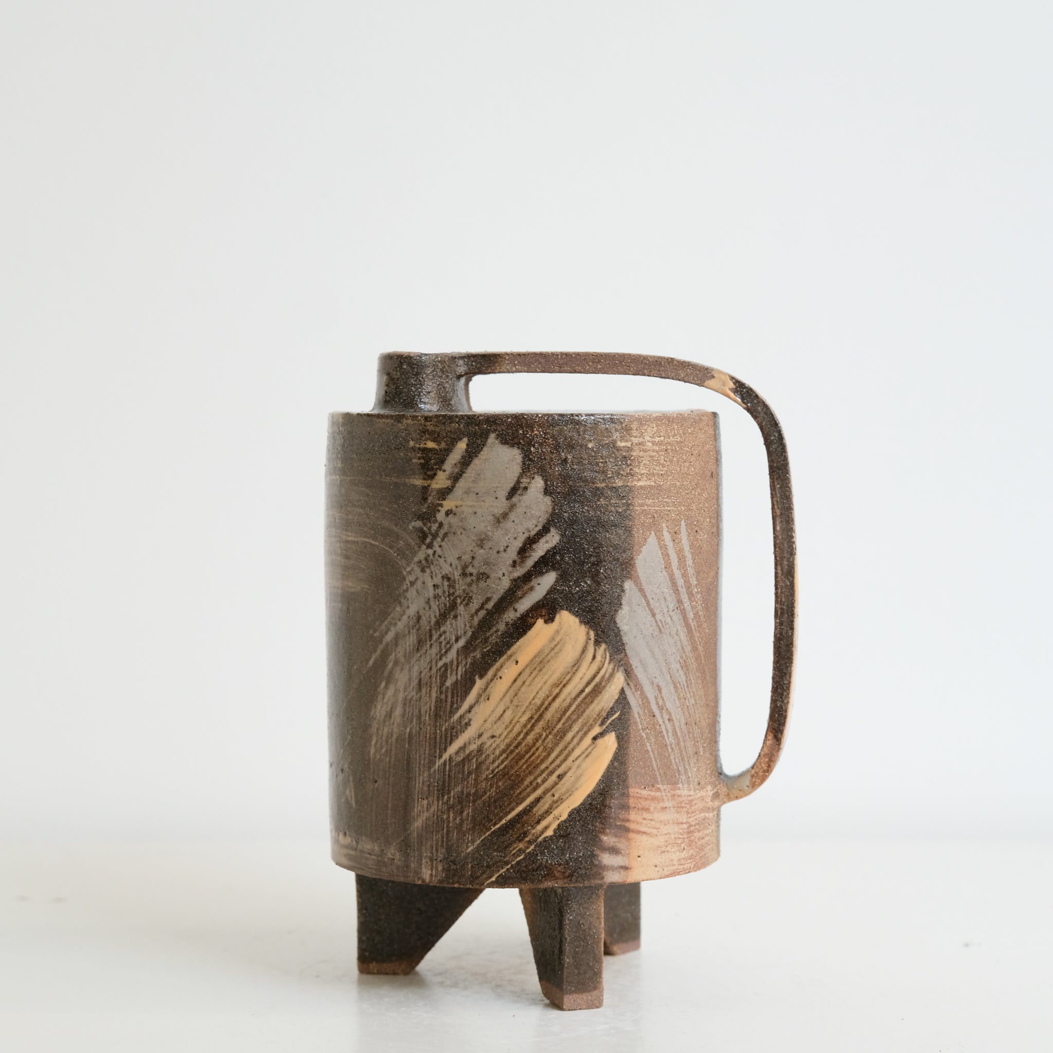 Bouteille H 14,5cm - noir,marron et beige de Catherine Dix Ceramics chez Brutal Ceramics 