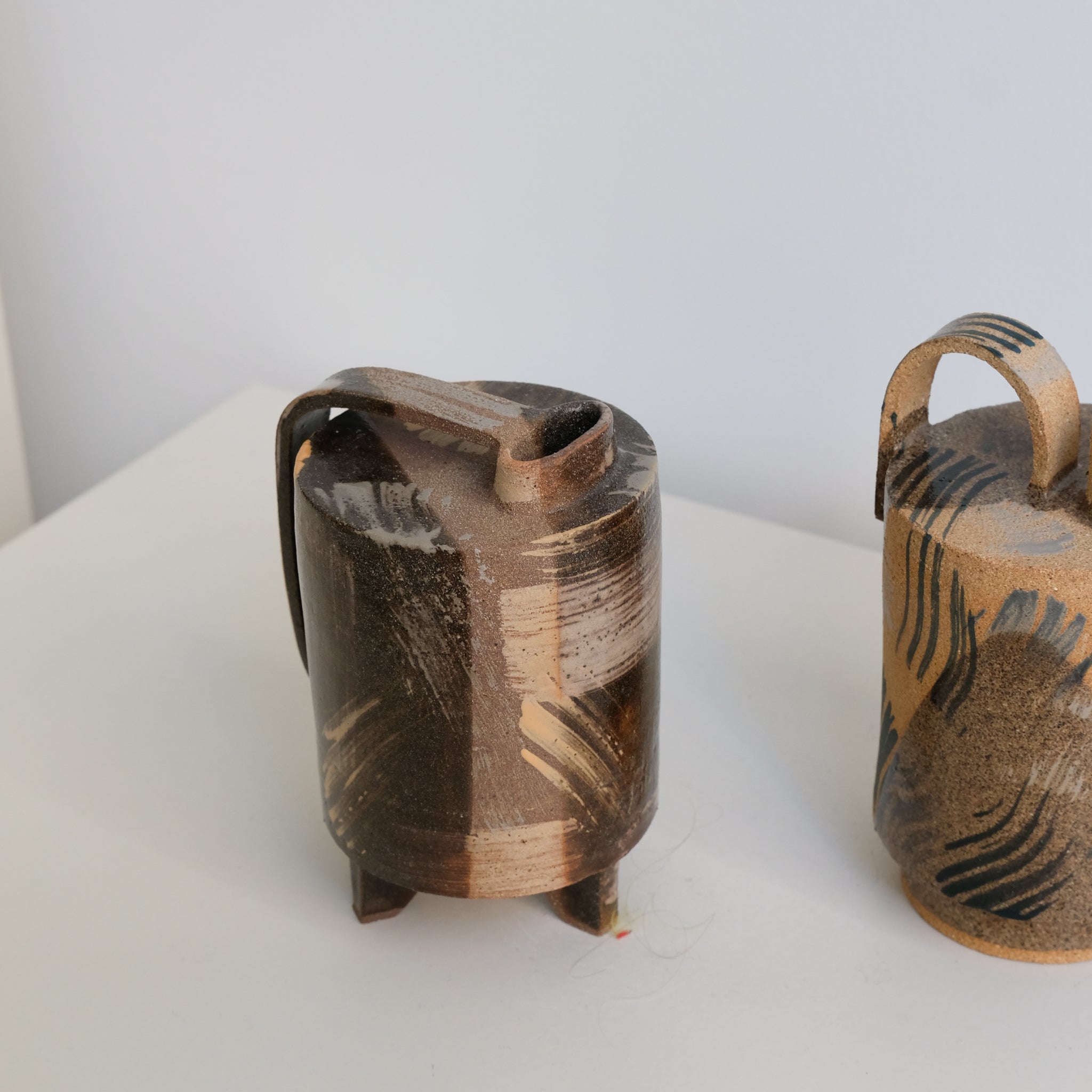 Bouteille H 14,5cm - noir,marron et beige de Catherine Dix Ceramics chez Brutal Ceramics 