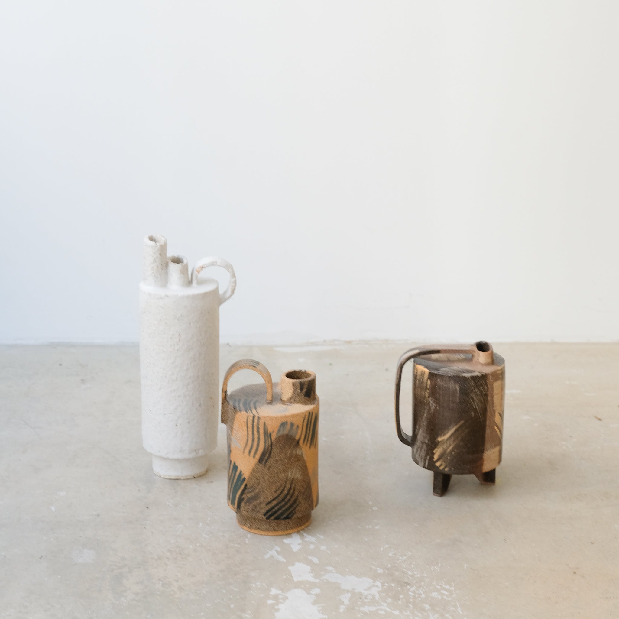 Bouteille H 25cm - blanc mat de Catherine Dix Ceramics chez Brutal Ceramics