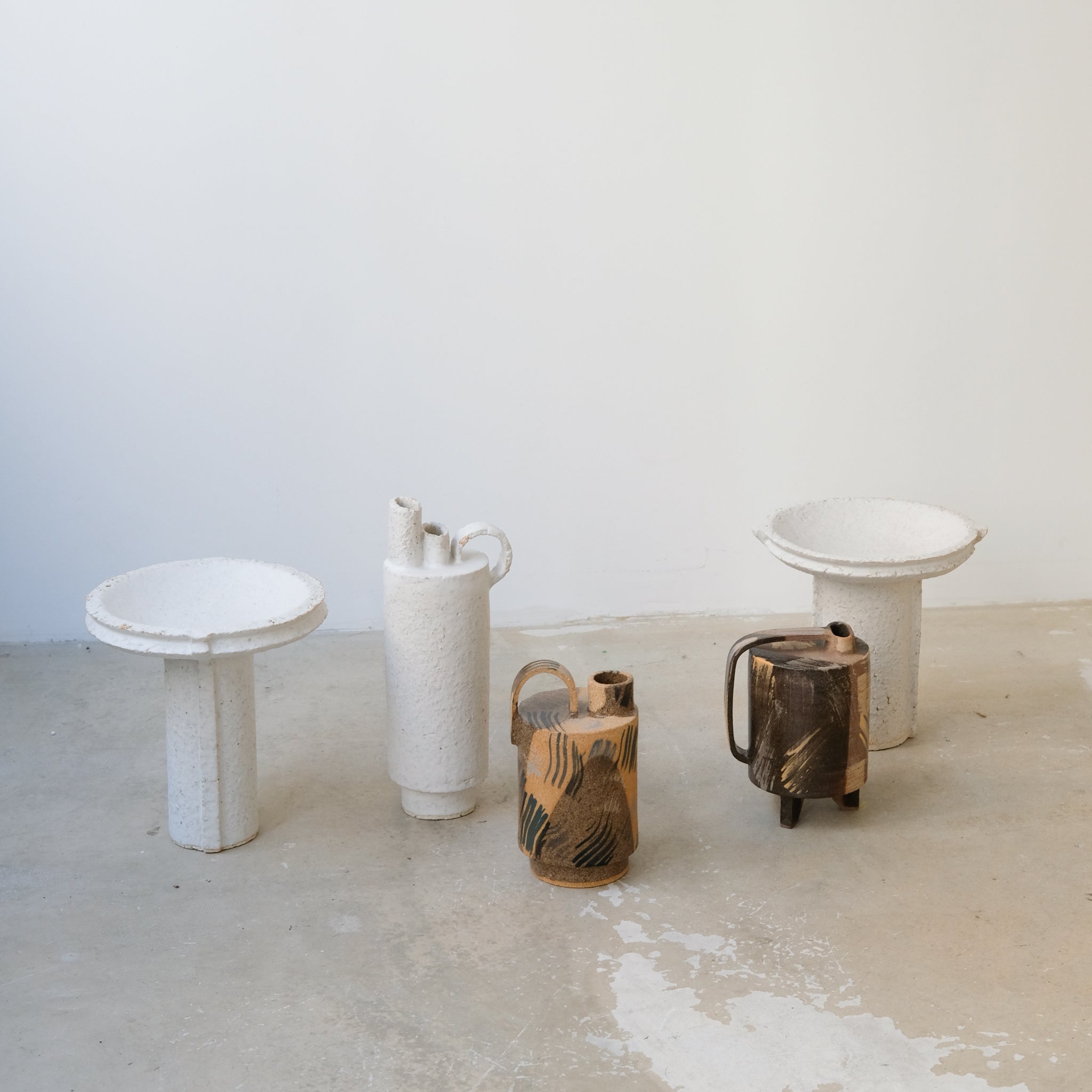 Bouteille H 14,5cm - noir,marron et beige de Catherine Dix Ceramics chez Brutal Ceramics 