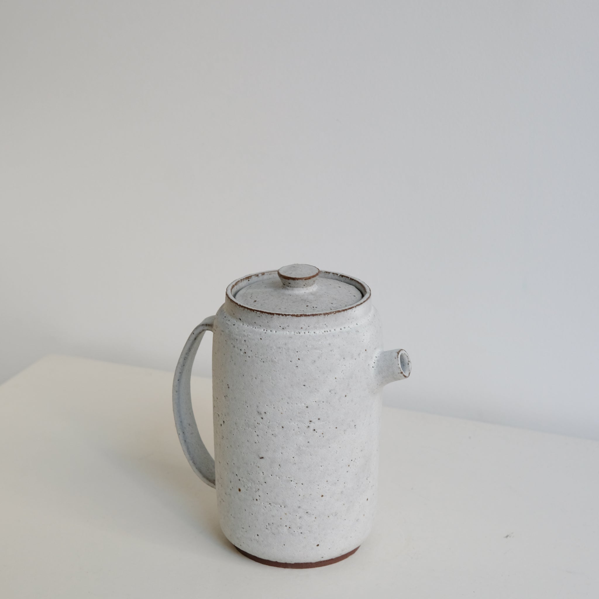 Set Théière(340ml) + 2 tasses(280ml) en grès - blanc glacier mat de Celine Fischer chez Brutal Ceramics