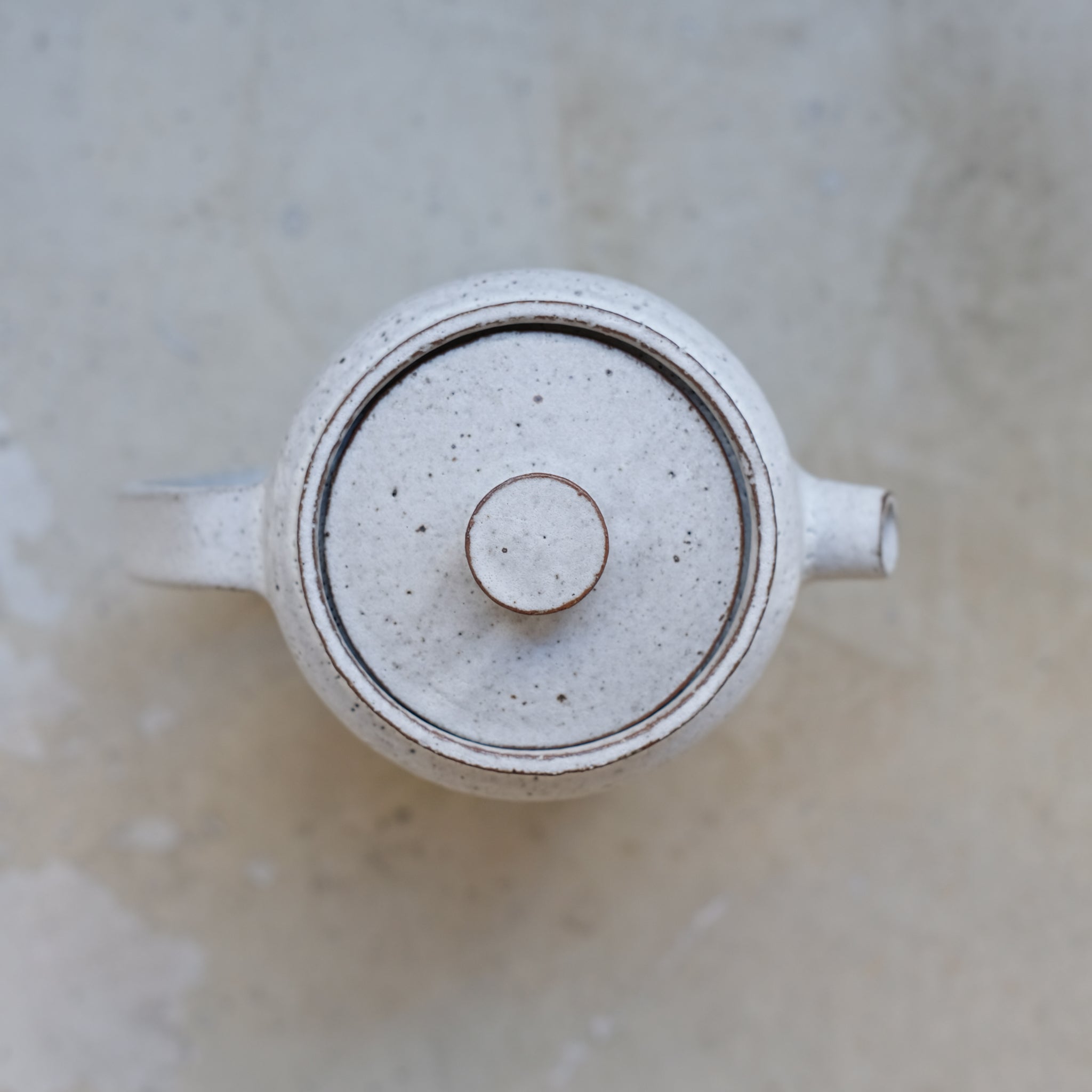 Set Théière(340ml) + 2 tasses(280ml) en grès - blanc glacier mat de Celine Fischer chez Brutal Ceramics