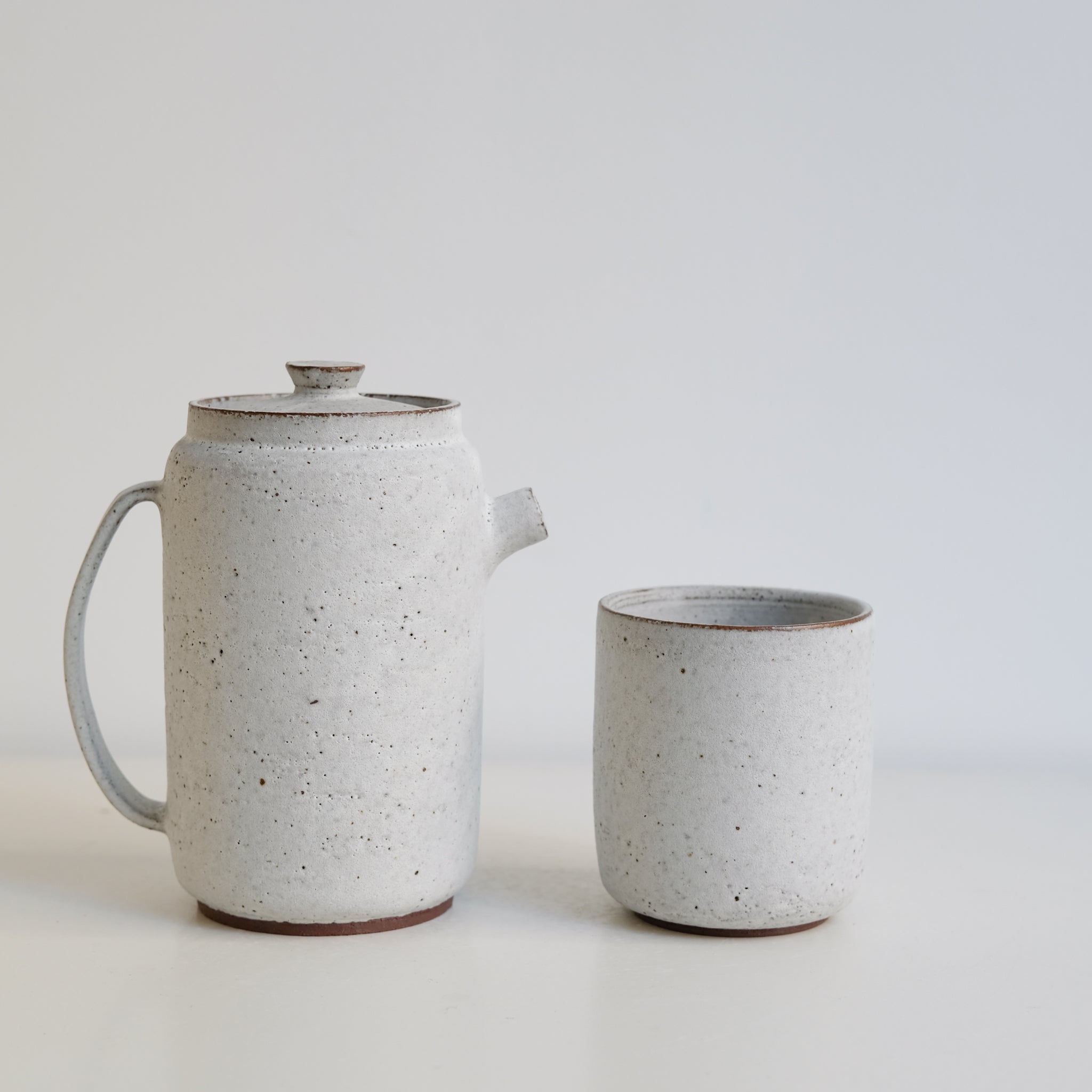 Set Théière(340ml) + 2 tasses(280ml) en grès - blanc glacier mat de Celine Fischer chez Brutal Ceramics
