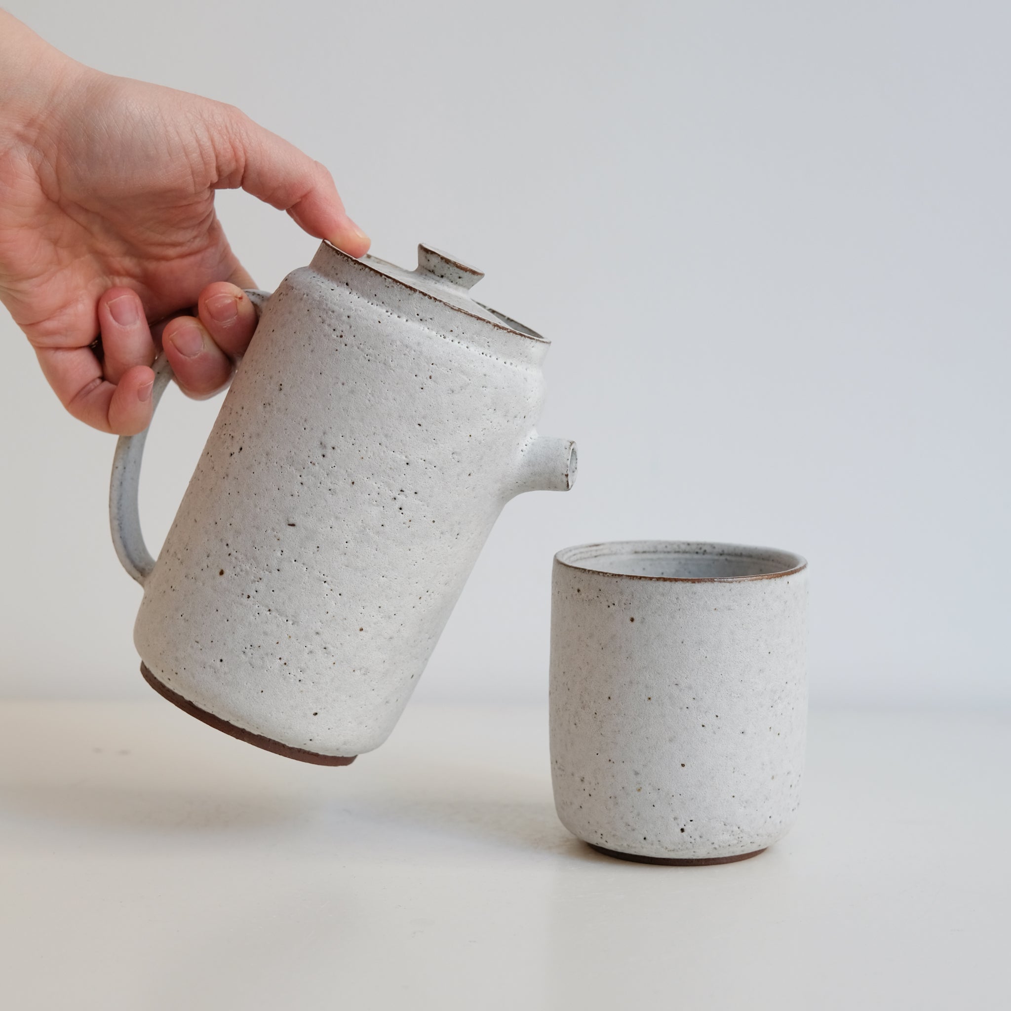 Set Théière(340ml) + 2 tasses(280ml) en grès - blanc glacier mat de Celine Fischer chez Brutal Ceramics