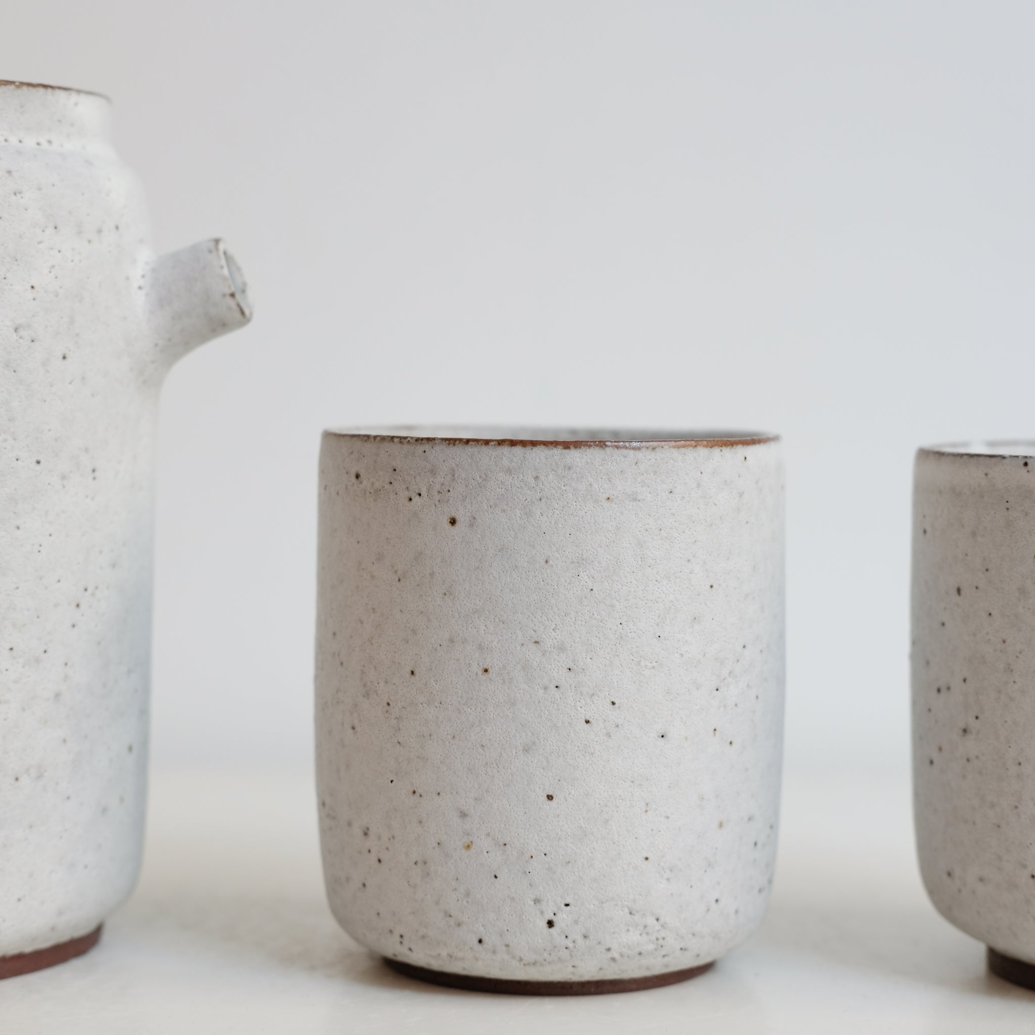 Set Théière(340ml) + 2 tasses(280ml) en grès - blanc glacier mat de Celine Fischer chez Brutal Ceramics