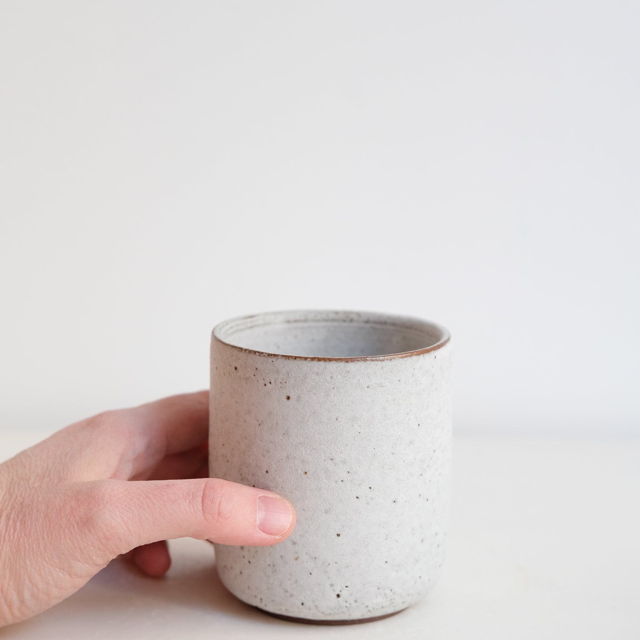 Set Théière(340ml) + 2 tasses(280ml) en grès - blanc glacier mat de Celine Fischer chez Brutal Ceramics